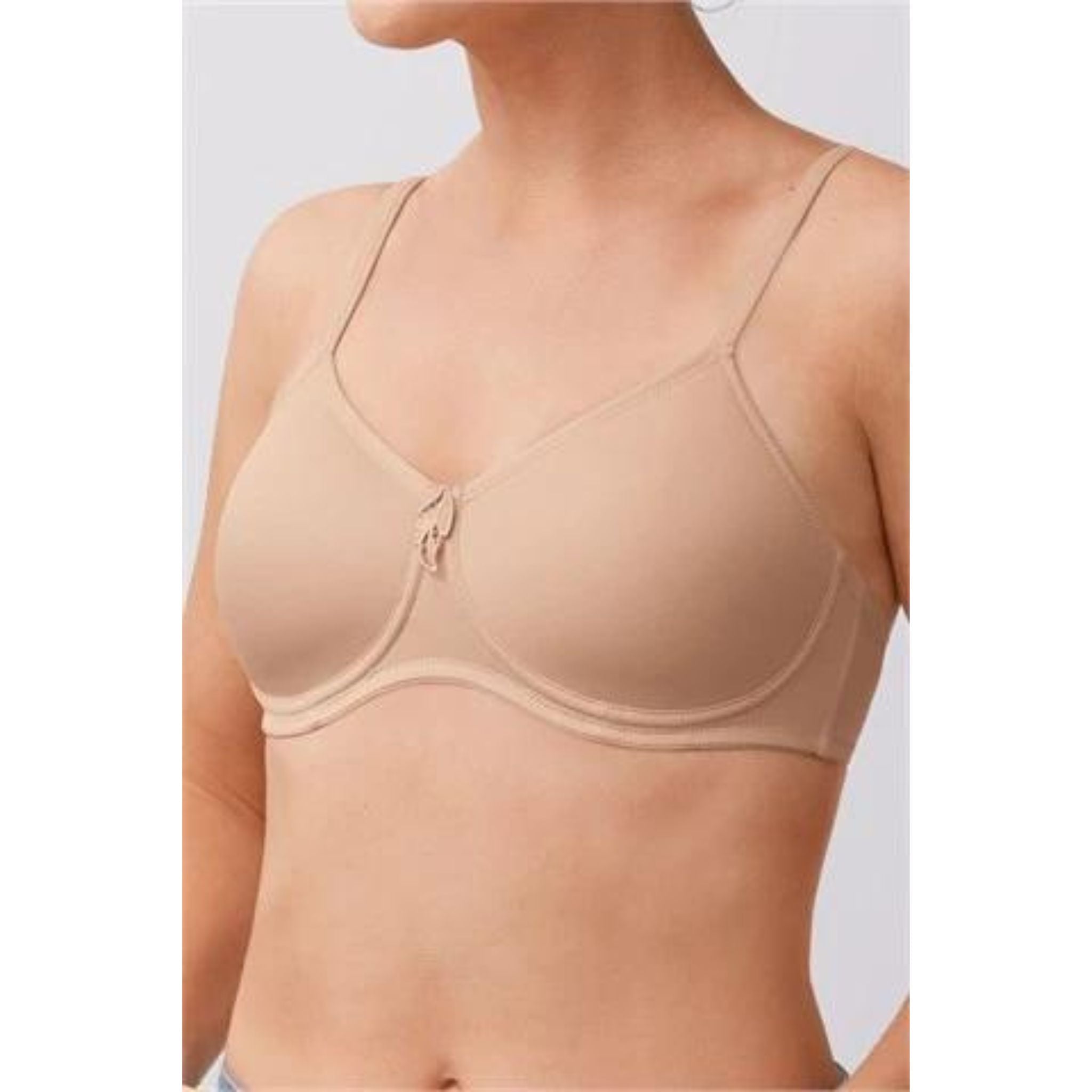 One of Amoena's best selling styles, this lightly padded T-shirt bra has moulded cups for a smooth look. The straps are fully adjustable and the double hook fastener provides three-way adjustment