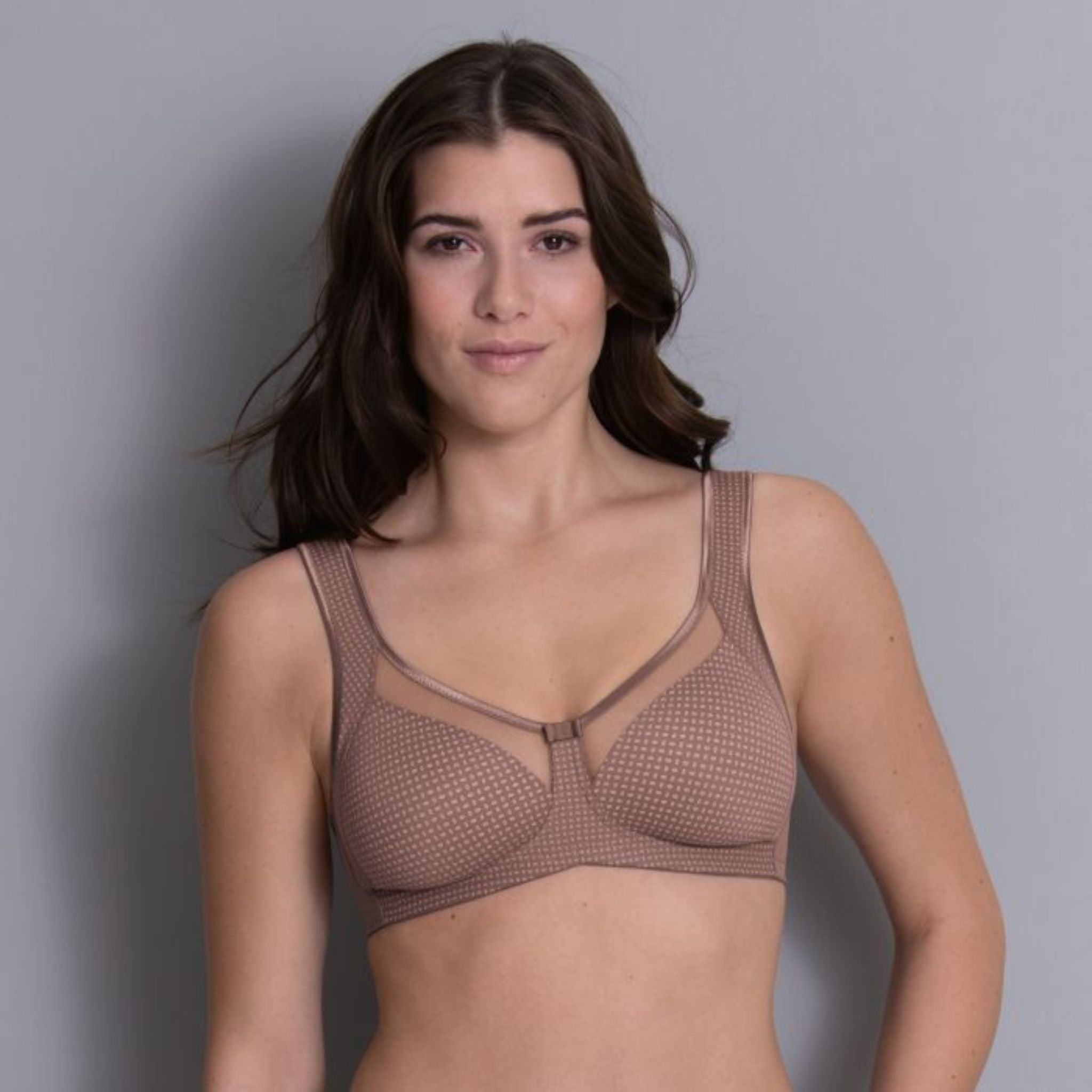 Elegant & supple: The Clara Art Comfort bra with pre-shaped cups combines a figure-flattering cut with exceptional comfort. The semi-transparent panels at the cleavage give the bra a lightweight, airy look, while frames and shaping panels, as well as the wide, padded Comfort straps guarantee excellent support right up to big cup and dress sizes.