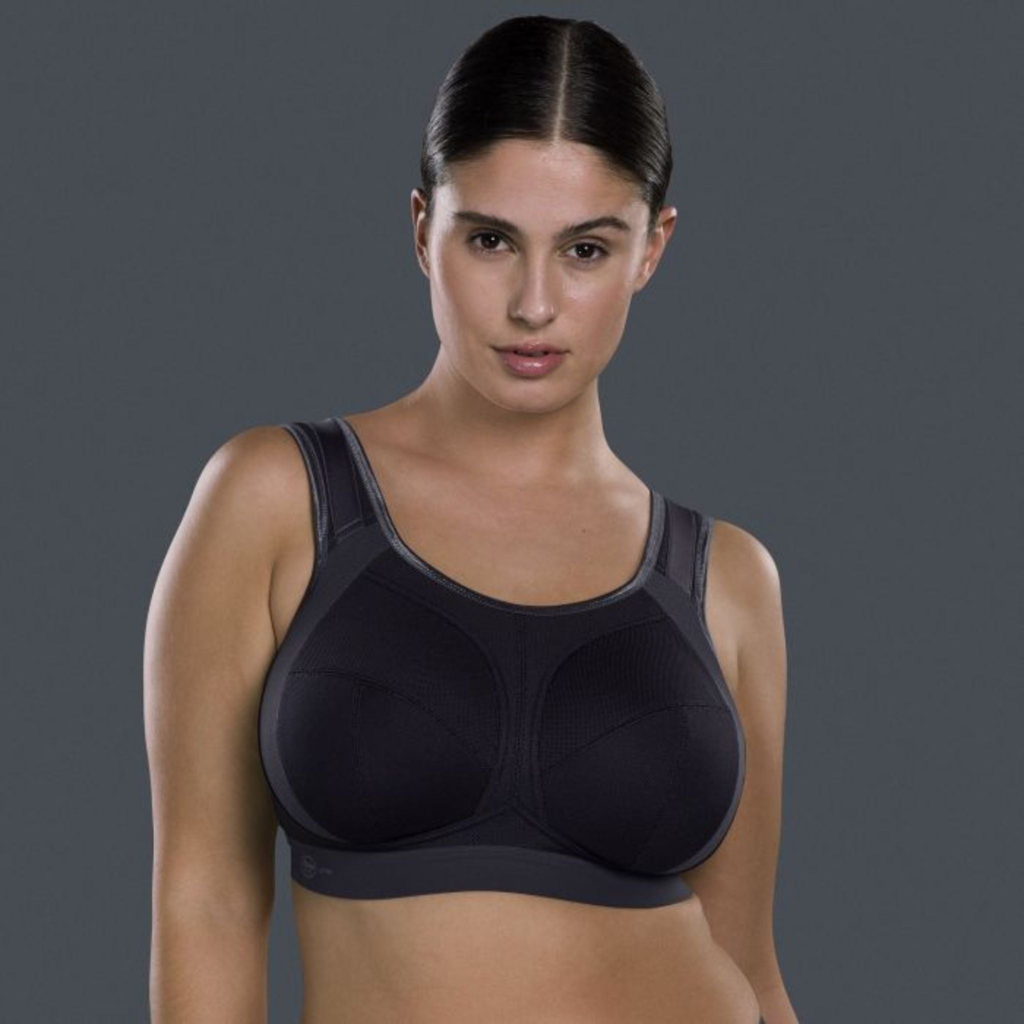You are looking for a good sports bra for big cup sizes? The extreme control plus sports bra, which was developed specifically for big cup sizes up to a K cup is just what you are looking for. The model comes with all the features you expect from extreme control and adds a few nifty tech designs for good measure: The five-part cups offer plenty of cup depth and a firm fit. There are no uncomfortable seams anywhere on the skin, special ventilation zones, a functional, doubled up shoulder.