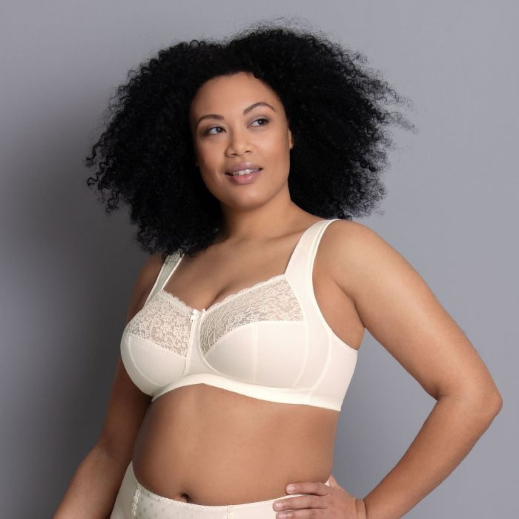 Sensual lace creates a modern retro look. Our support bra Havana is not only an optical but also a functional highlight. This reliving soft bra without underwire takes the weight off your shoulders and helps to spread it evenly. The wide and soft cushioned straps prevent from cutting in and lay comfortably on your shoulders.