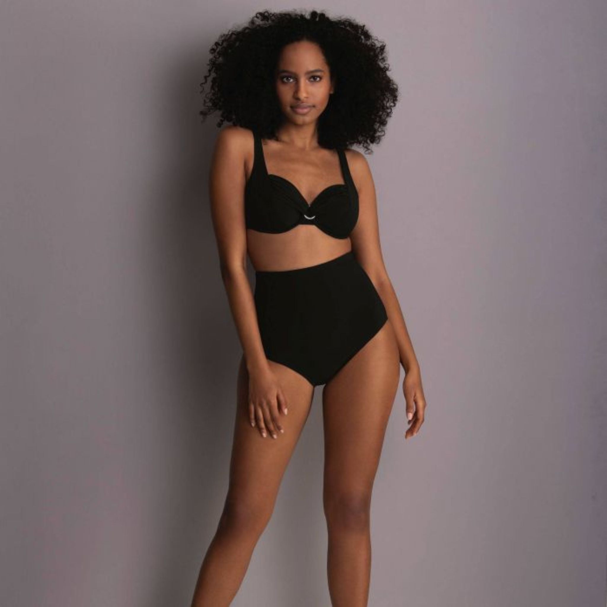 The extra high-waisted Jil Shaping Bottom bikini pants are perfect for concealing small problem areas. The super-soft comfort waistband creates an unmistakable wearing feeling - without cutting. The special functional lining with ''tummy control'' integrated into the front section shapes the abdomen and gives the appearance of a slimmer waist. The bikini bottoms is perfect for mixing and matching!