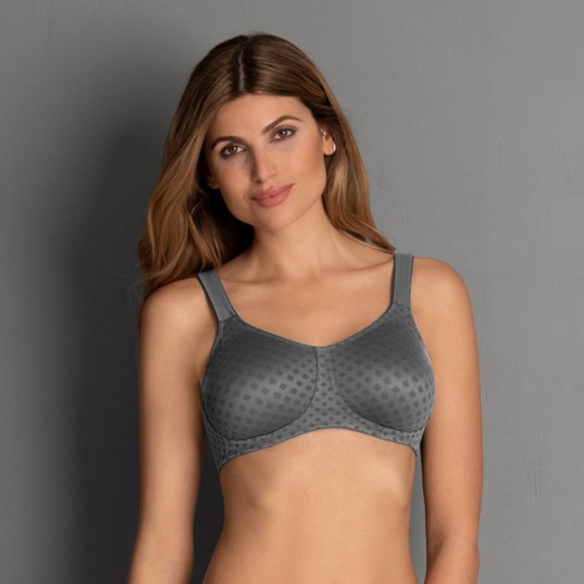 Jacquard fabric with a fleecy soft microfibre yarn - these are the unique hallmarks of mastectomy bra LISA. The fabric is particularly breathable and ensures pleasant wearing comfort and a dry feeling on the skin due to perfect moisture transportation. The seamlessly preformed breast form pockets on both sides ensure maximum comfort.
