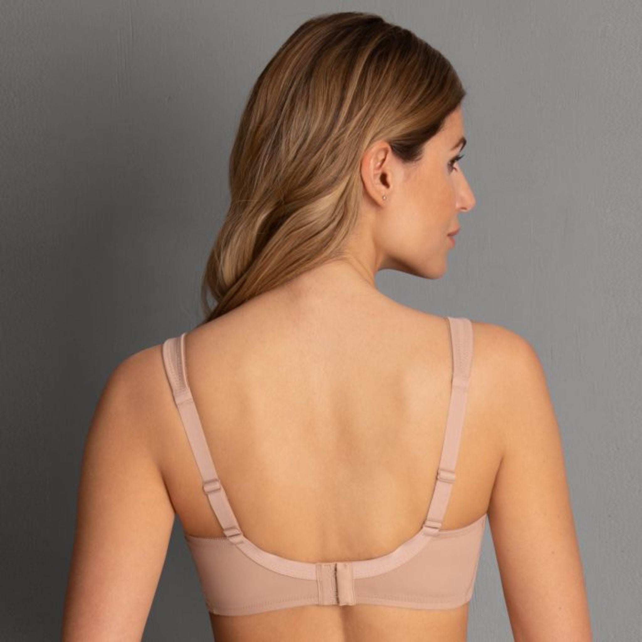 Jacquard fabric with a fleecy soft microfibre yarn - these are the unique hallmarks of mastectomy bra LISA. The fabric is particularly breathable and ensures pleasant wearing comfort and a dry feeling on the skin due to perfect moisture transportation. The seamlessly preformed breast form pockets on both sides ensure maximum comfort.