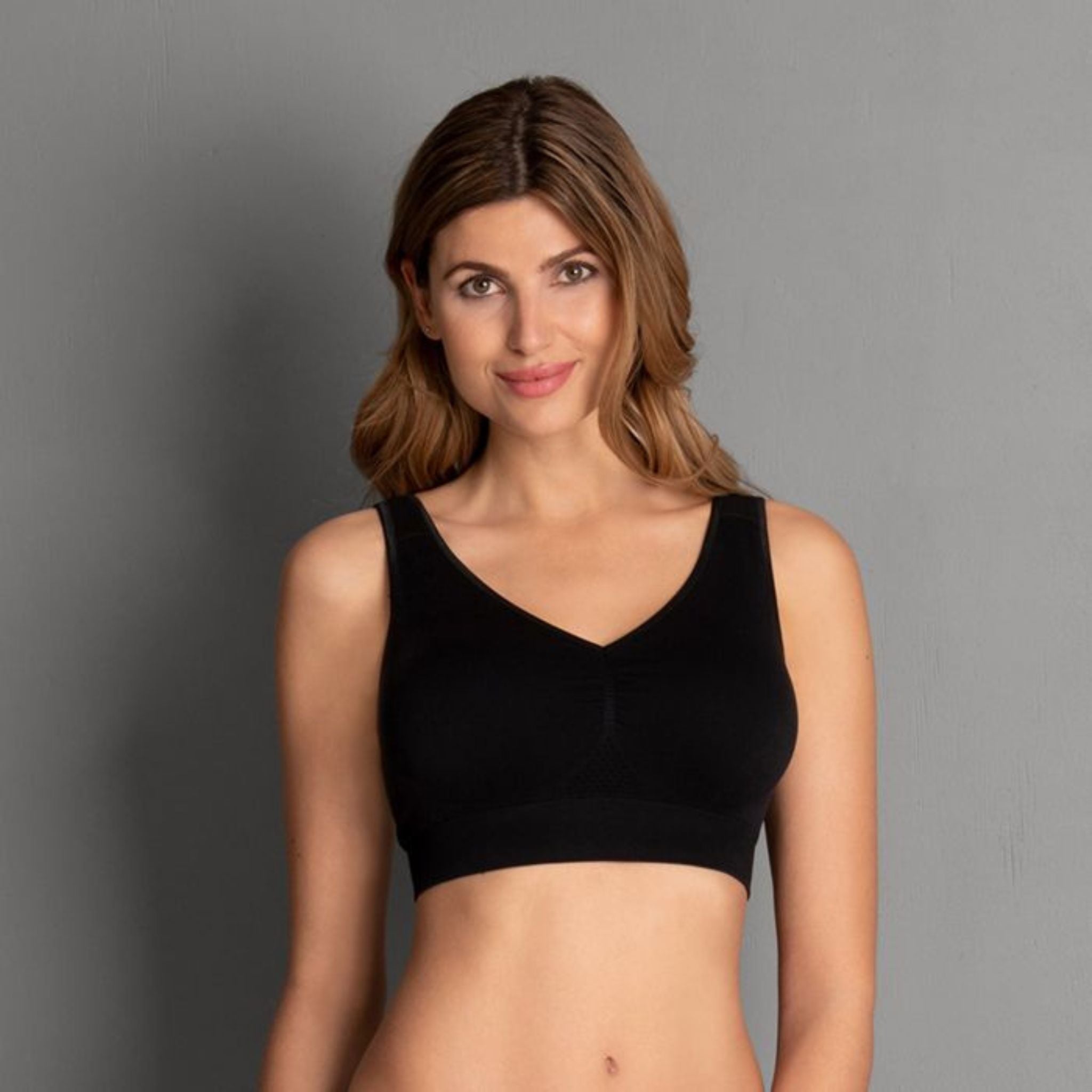 Trendy feel-good design for every-day use: The seamless mastectomy crop top combines a charming comfort look with functional details. The microfibre material lies almost imperceptibly against the skin and follows every curve of your body. The removable foam pads inside the cups create a natural silhouette and offer comfortable support. Additional extras for that all-round feel-good experience: the wide, soft shoulder straps and the supple edge.