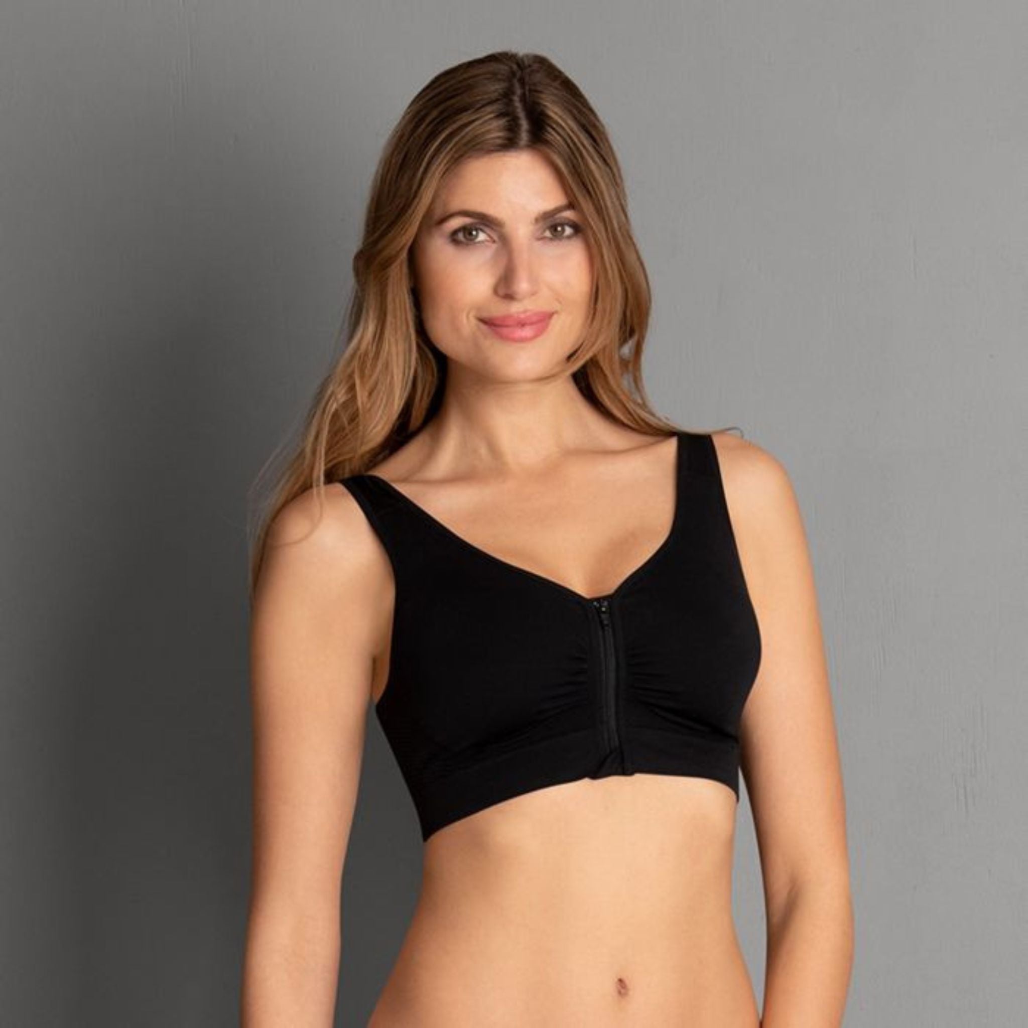 Sporty look, uncomplicated comfort: The seamless mastectomy crop top opens at the front with a full-length zip - a fashionable eye-catcher and very easy to manage. The removable moulded pads in the double-layer cups, which conceal, as well as support, create a natural looking silhouette. Comfortably wide, soft straps round off the ''second skin'' comfort.