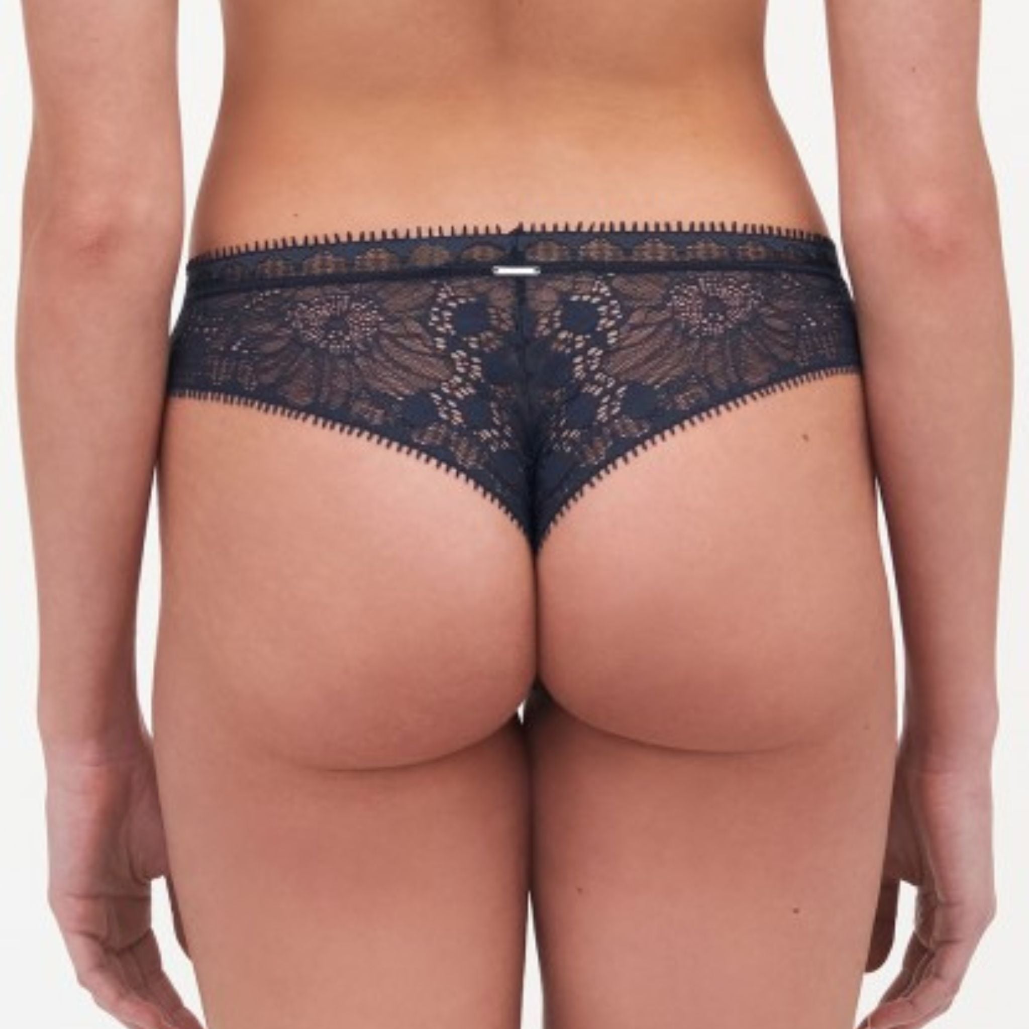 All day elegance, detailed lace and ultimate comfort make the Day to Night Tanga a must-have in every lingerie wardrobe. Soft and refined mesh lined lace front for a comfortable feel Soft elastic around the waist Classic tanga shape Designed in France
