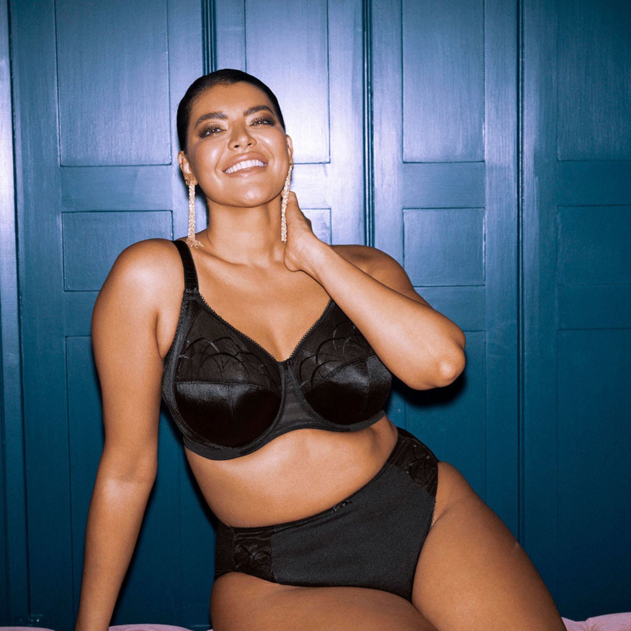 When it comes to the perfect fit, the signature Cate Full Cup Banded Bra meets all your needs in an essential Black colourway. The three-piece cup design plus side support creates forward shaping and exceptional uplift in cup sizes DD - K. The top cup features a stylish arc design on sheer embroidery to complete the elegant look.