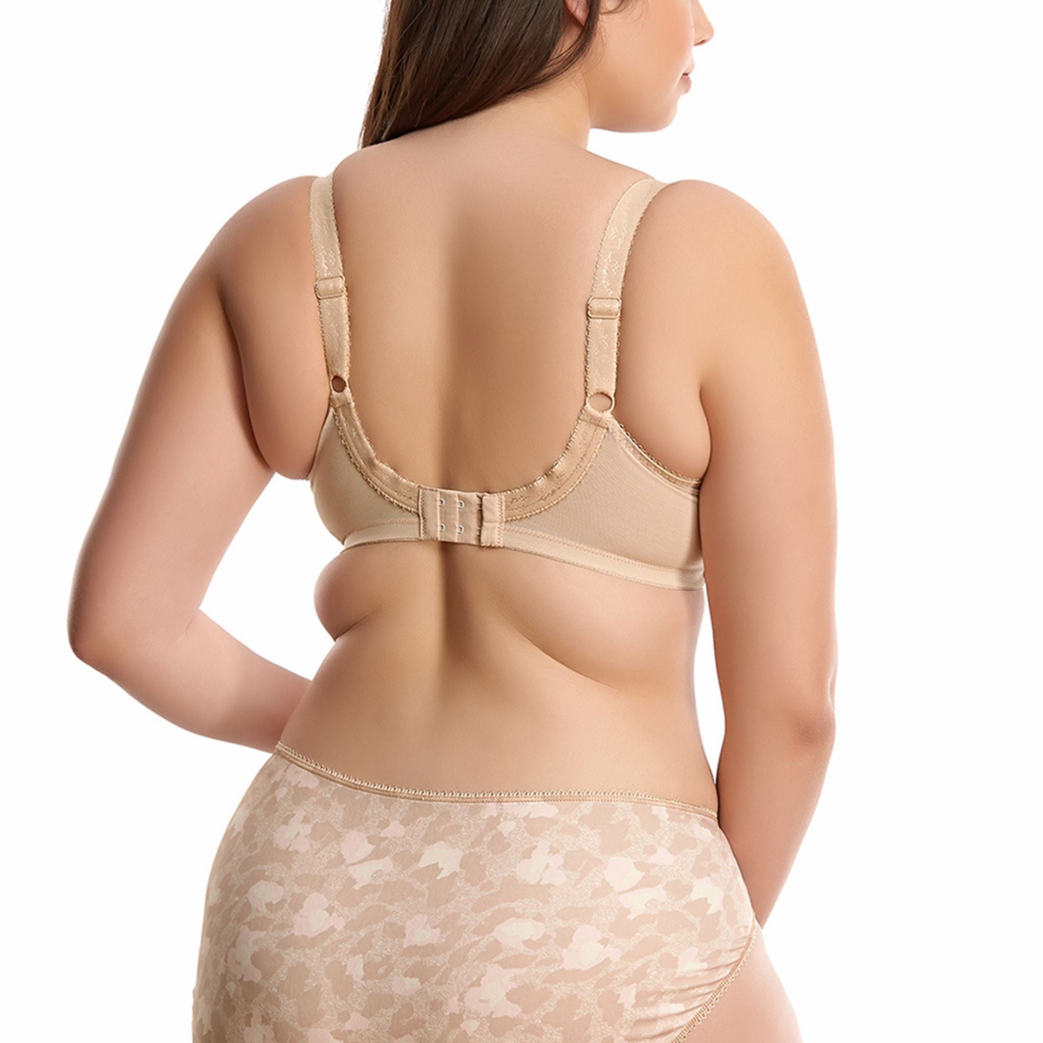 Let your wild side out with the must-have Morgan collection, the everyday Banded Bra in Toasted Almond features a subtle animal print with matching stretch lace. The three section cups plus side frame offers sublime support and shape in sizes DD – K. Three-piece cups plus side support offers perfect forward shape Stretch lace top cups create a rounded shape Elasticated neck edge for ease of fit Complete with a pretty bow detail