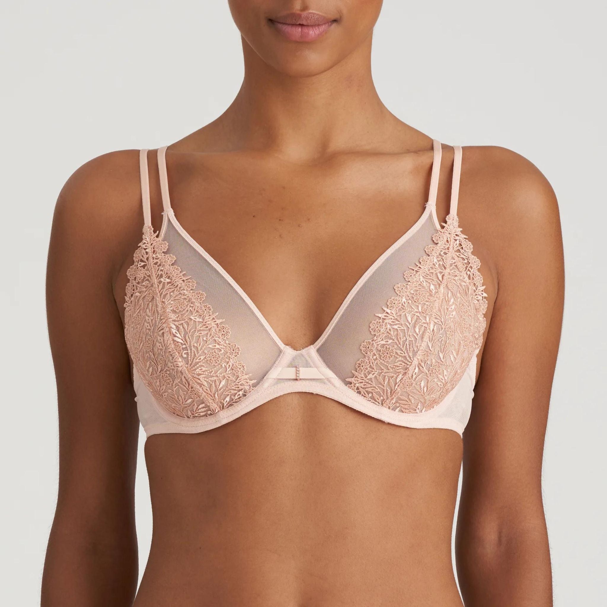 Opulent embroidery adorns the cups of this plunging underwire bra. The embroidery is like a gauzy overlay on the tulle cups. Two elegant spaghetti straps run over the shoulders, creating a sleek detail on the back.