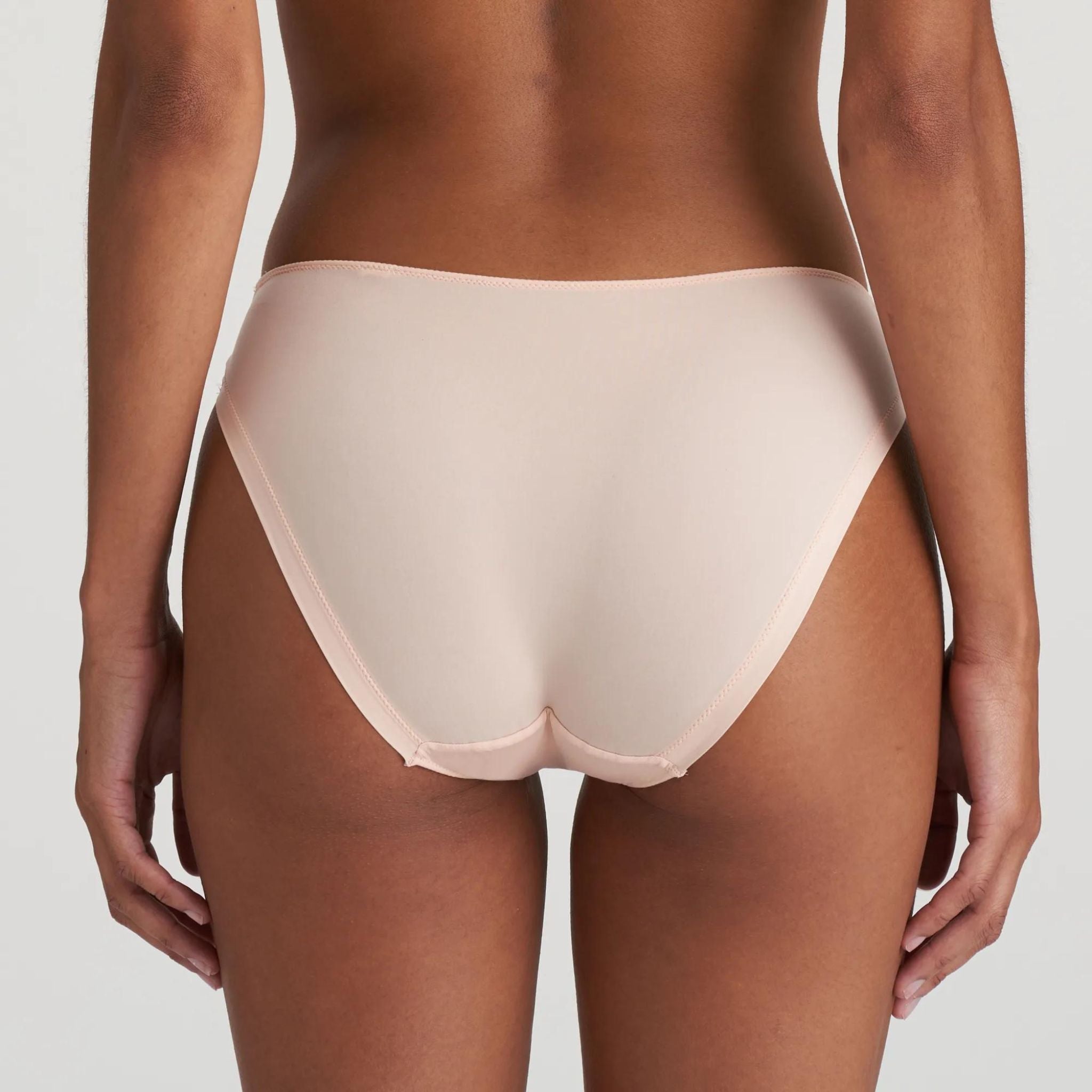 Stylish rio briefs with sheer tulle and delicate embroidery. The tulle lines accentuate your feminine curves.