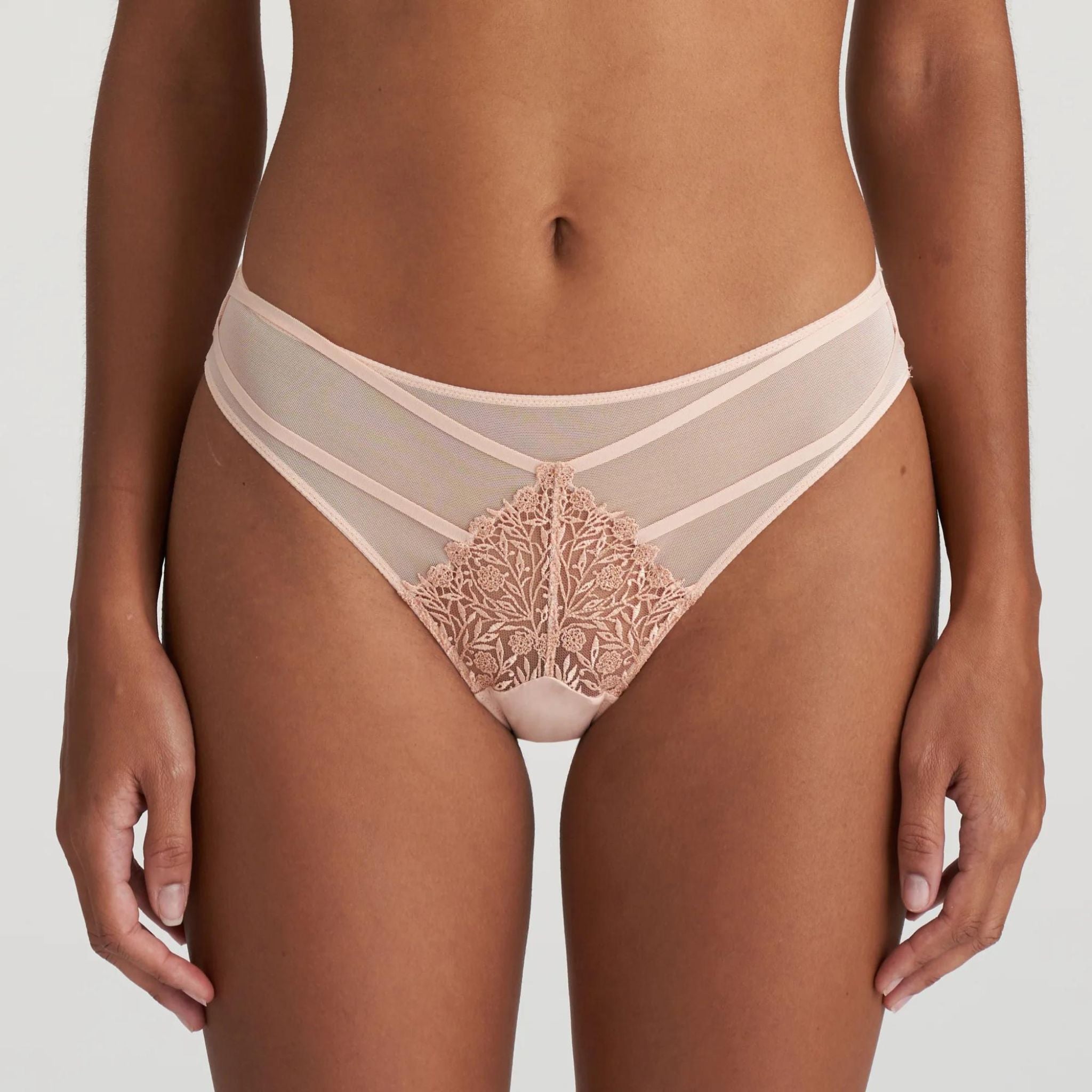 Stylish rio briefs with sheer tulle and delicate embroidery. The tulle lines accentuate your feminine curves.