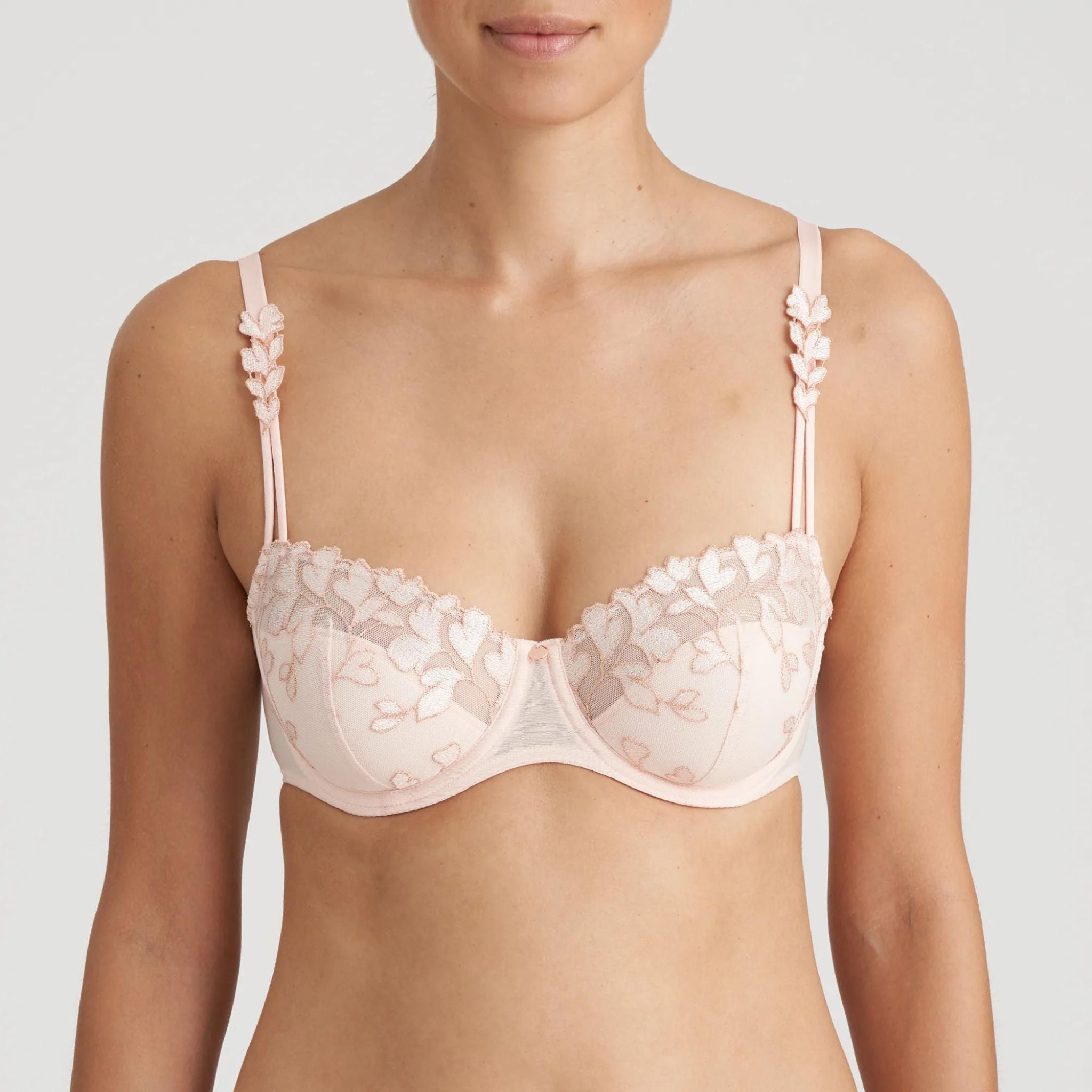 The sensual balcony bra is sheer on the top and has padded cups for added comfort. The unique floral embroidery on the cups creates a feminine and sophisticated look. Did you notice the embroidery on the straps? Glossy Pink gives this lace an extra glow and that special something.