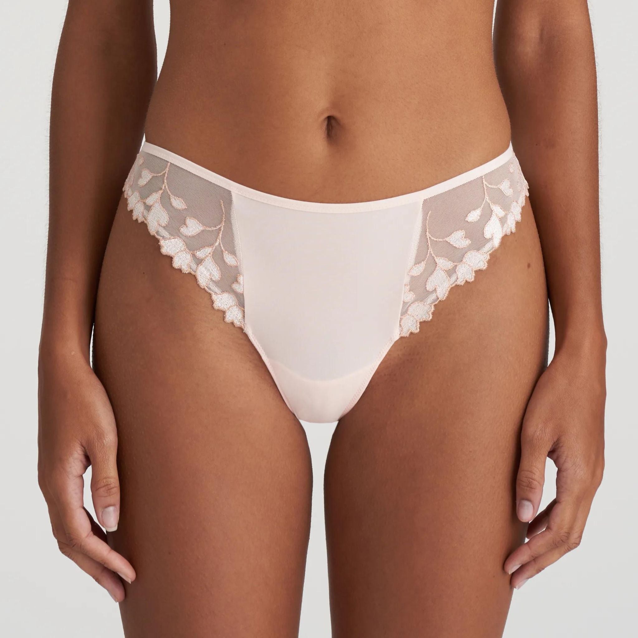 Ultra-feminine thong with elegant embroidery at the hips. Glossy Pink gives this lace an extra glow and that special something.