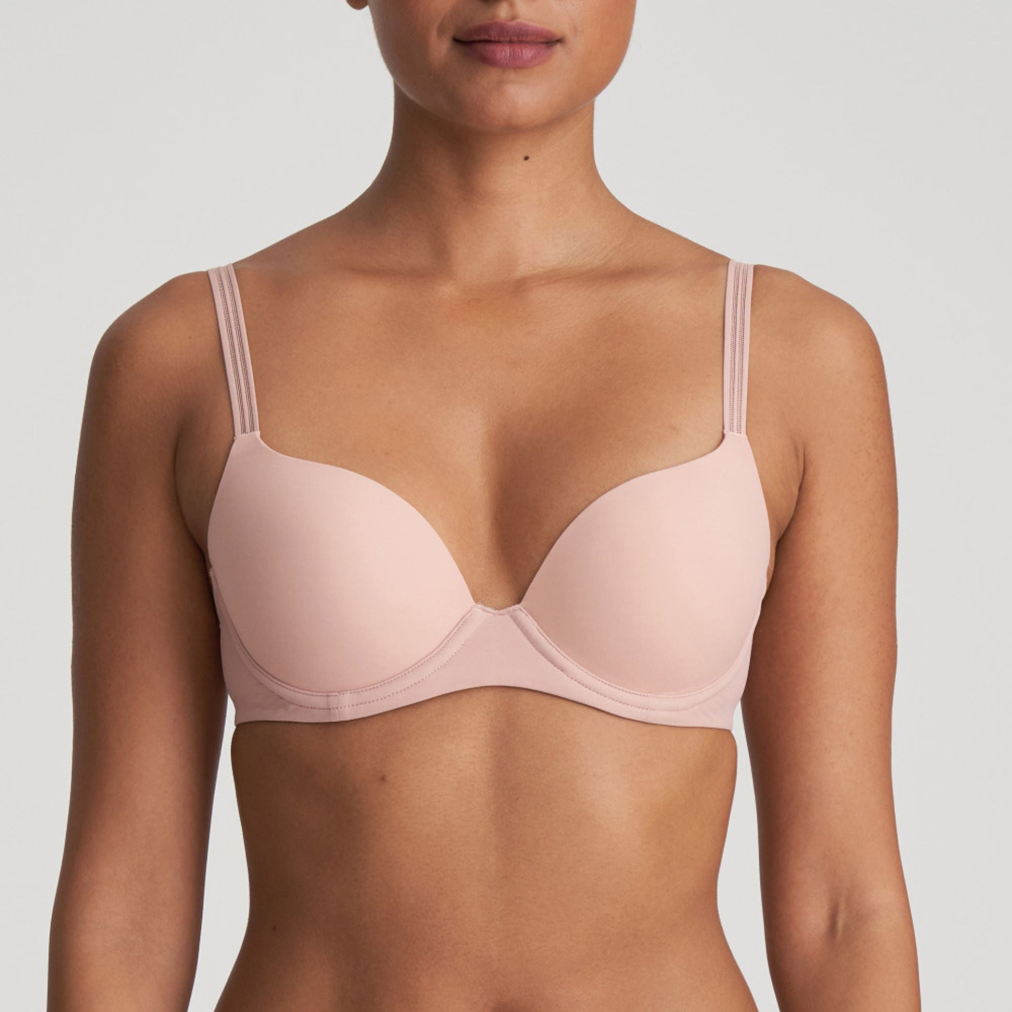 This new padded bra is the epitome of comfort. It is made from spacer fabric and covered in a delicate, soft microfiber. A must-have bra on warm summer days thanks to the light and breathable fabric. Powder Rose is a powdery pink color that suits all skin tones.
