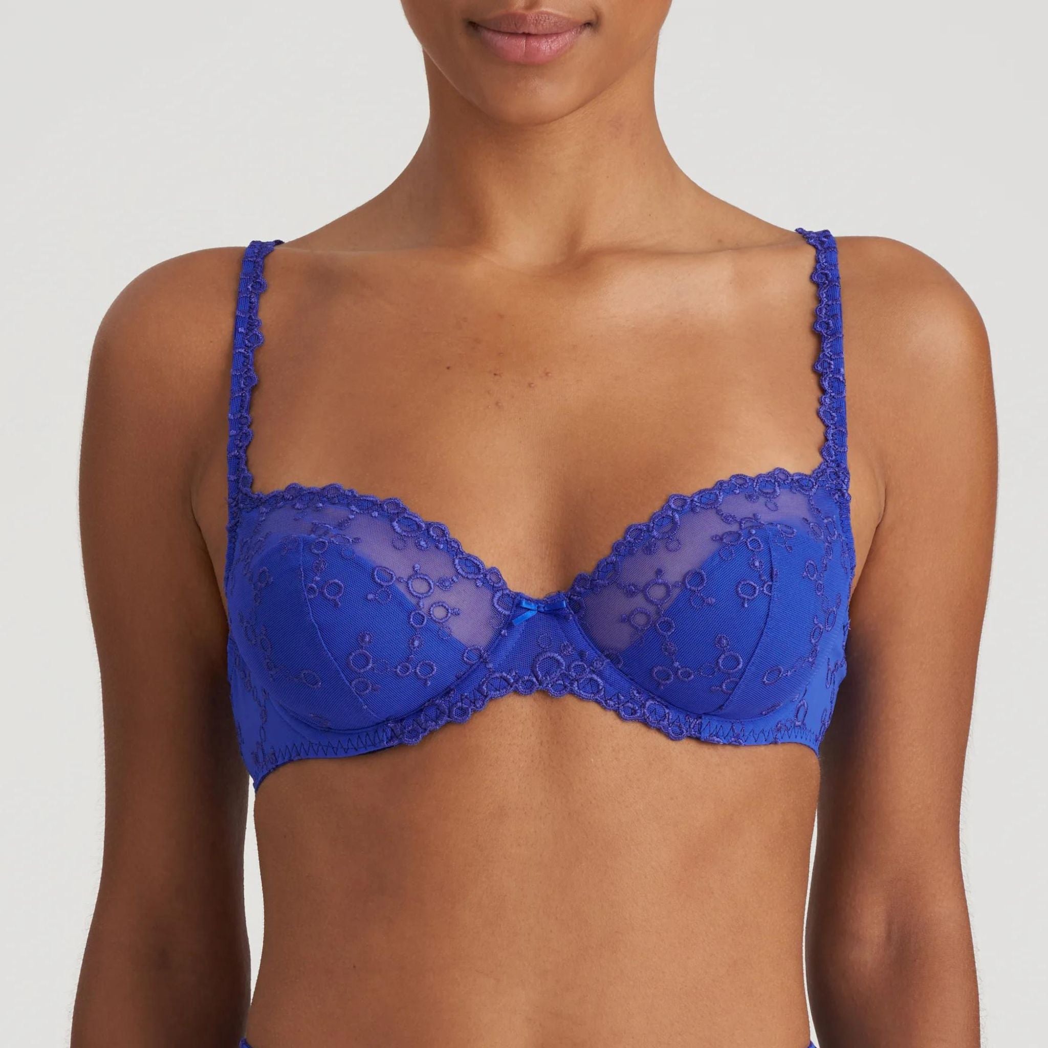 Nellie's half padded plunge bra is made from recycled materials, making it a sensible choice for lovers of heavenly lingerie. Electric Blue is a true statement color that extenuates this series’ fine detailing.