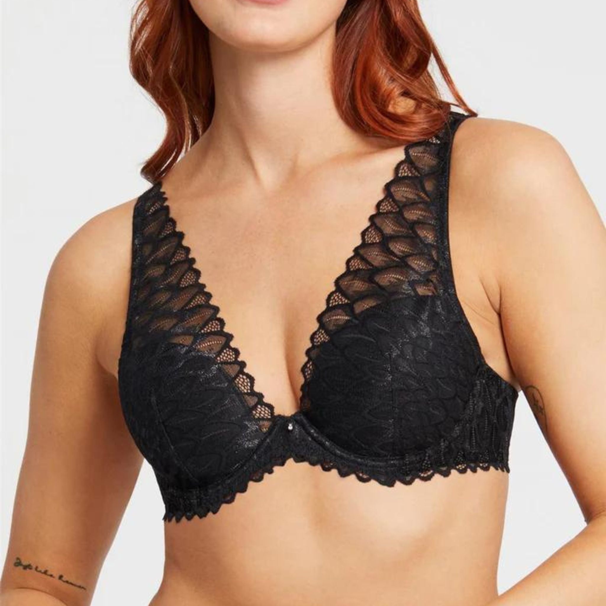 Part of Montelles Lacy collection, the Mystique bra is designed to gently enhance cleavage and offer all-day support. Thanks to the lightweight foam cups and feather-like lace, this bra is flawless from every angle.