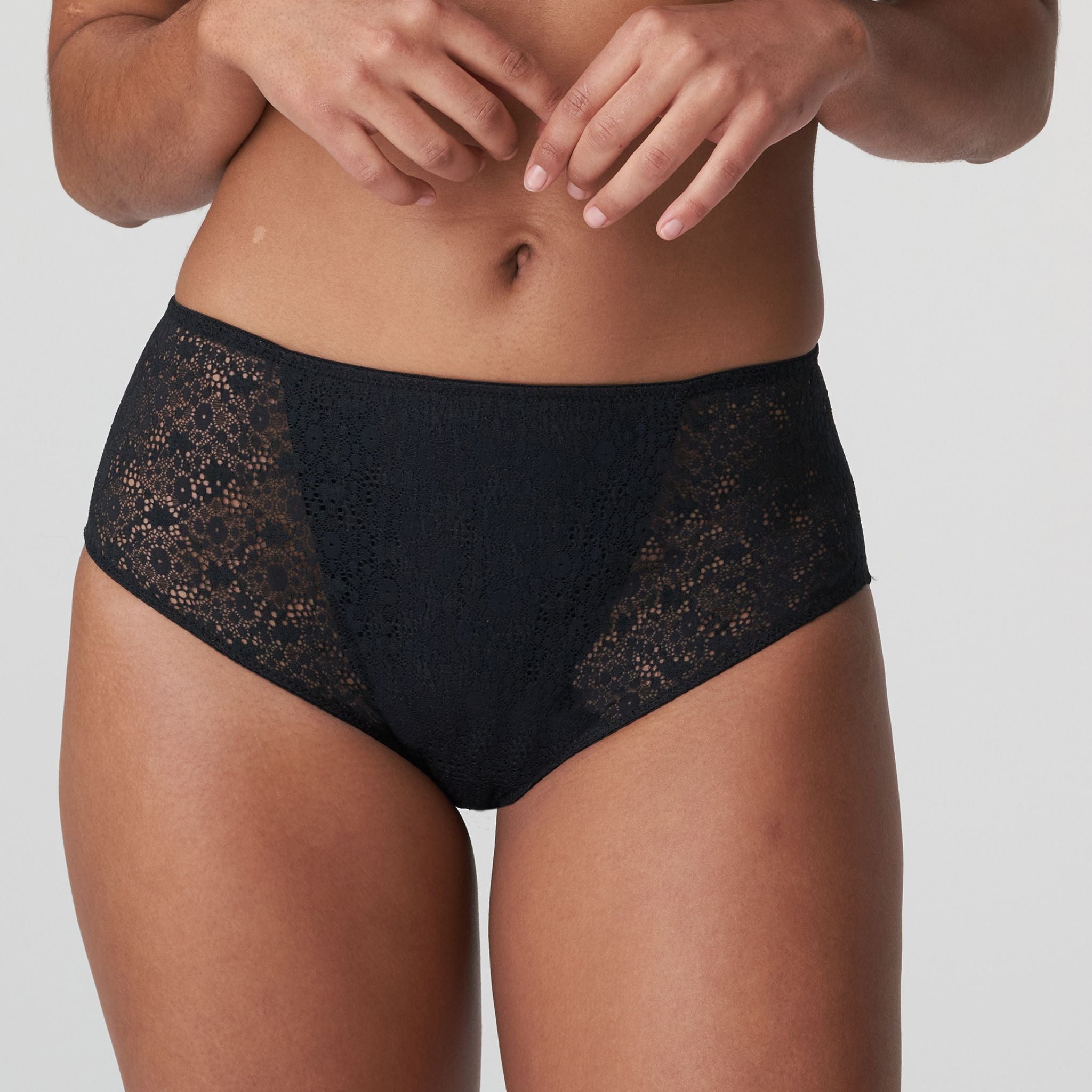 Super-feminine, high-waisted briefs with lace and a seventies print. The back panel is made from satin-look fabric and is adorned with eyelash lace on the bottom.