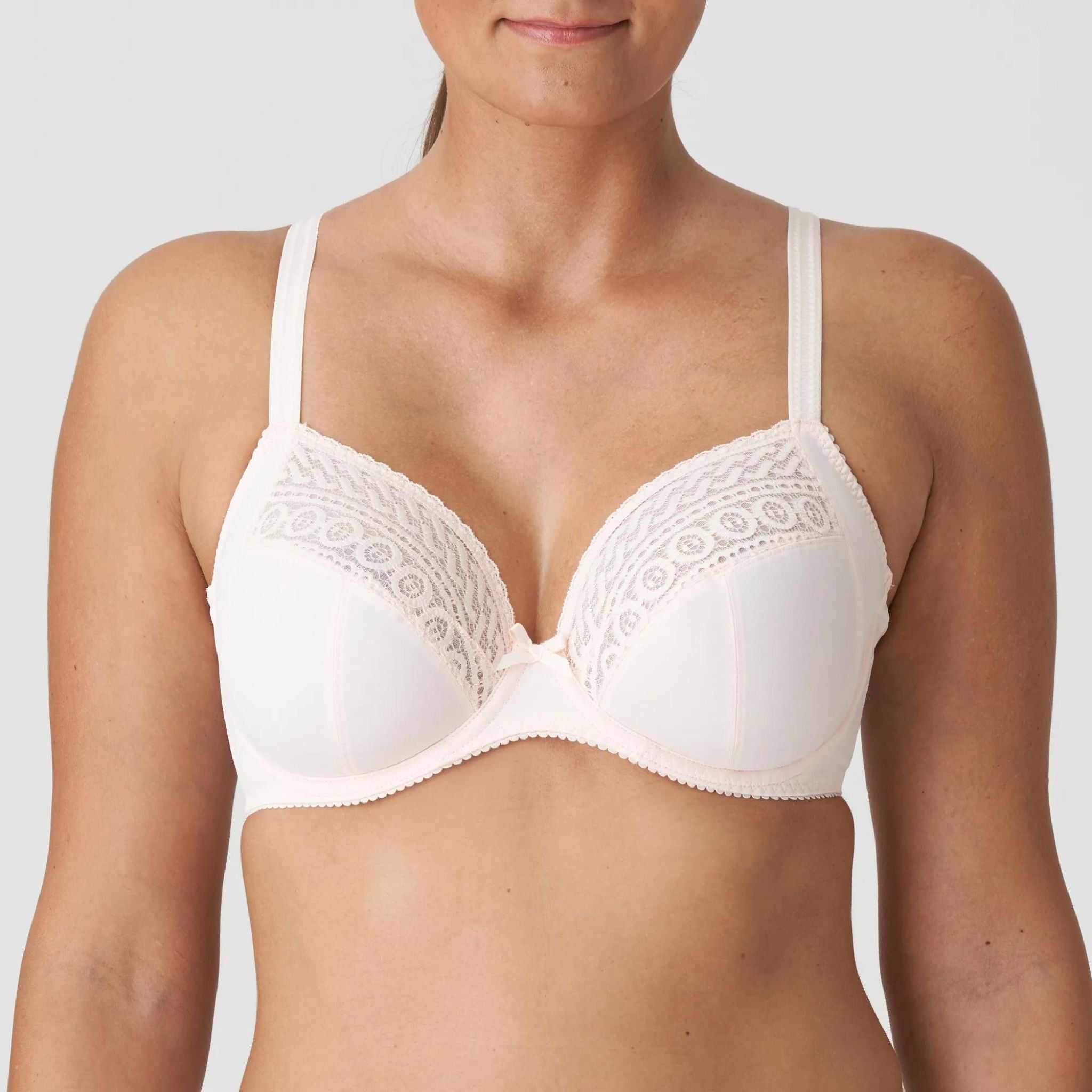 This balcony bra is extremely comfortable but also gives you a sexy cleavage. The under cups are smooth and opaque, while the upper cups are made entirely from lace creating a perfect fit and elegant finish.