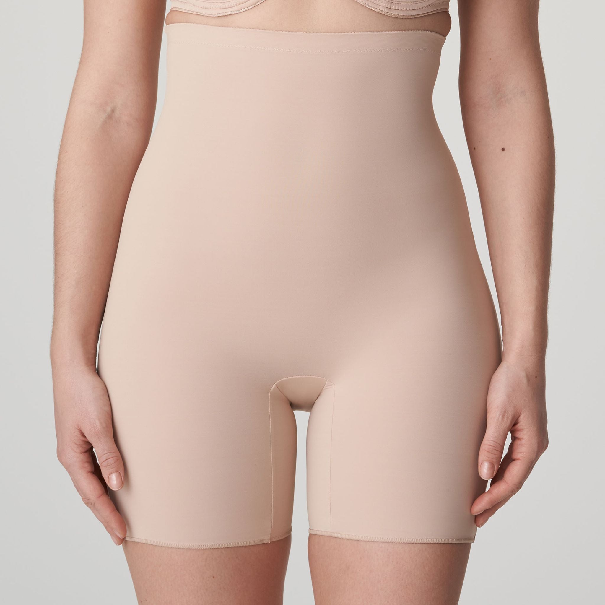 Perle long leg control brief in smooth microfibre that works on tummy and waist. Worn just below the bra.