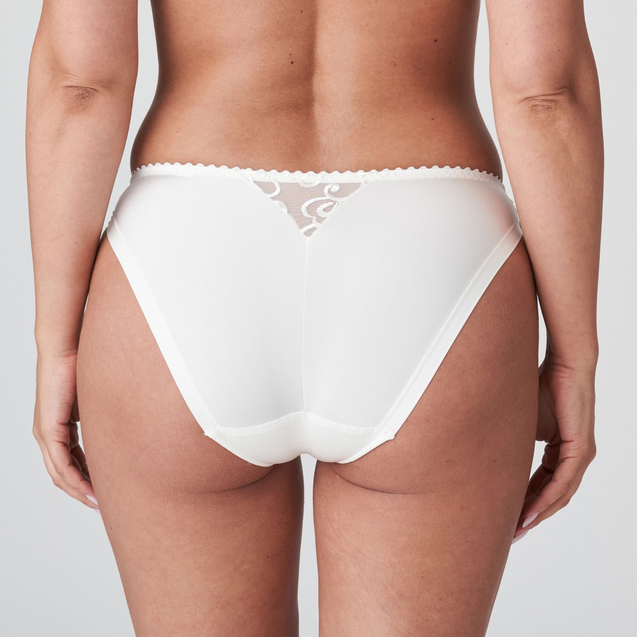 Feminine Rio briefs in a delicate, printed fabric and embroidery panels at the front. The feminine, natural color blends with your skin and is perfect under your light-colored summer outfits. Pure elegance!