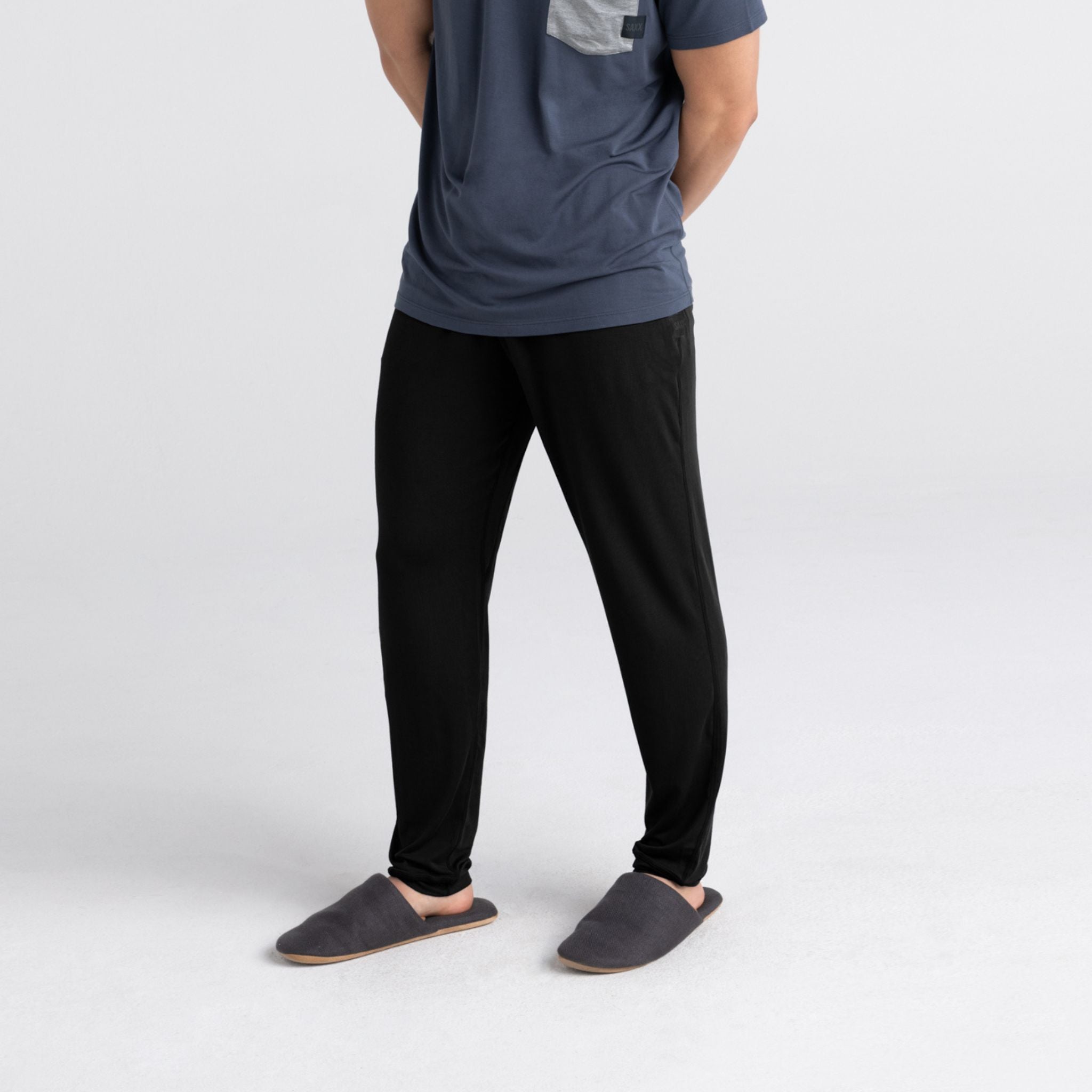 Made from buttery-soft Modal and featuring Flat Out Seams™ for chafe-free comfort, SAXX's Snooze Pant is designed to feel better than sleeping in your birthday suit. With a jogger cut and tapered leg, this pant is perfect to hang out at home in or when you want to up your comfort level.
