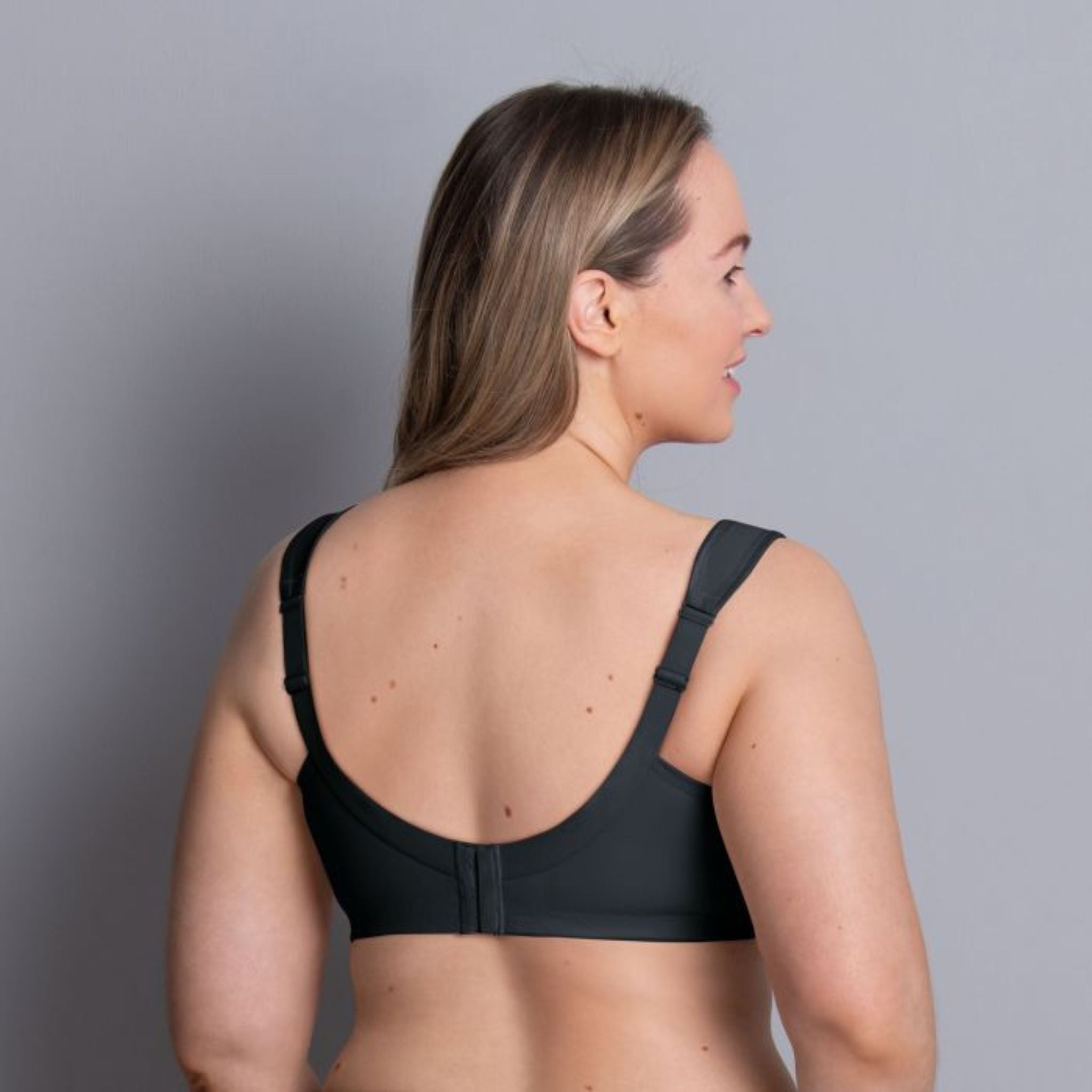 Minimalist but still effective! The super-snug comfort bra from the CLARA range features impressive styling.Adjustable, wide comfort straps guarantee firm support. The pre-shaped cups ensure an attractive breast form up to cup size G.