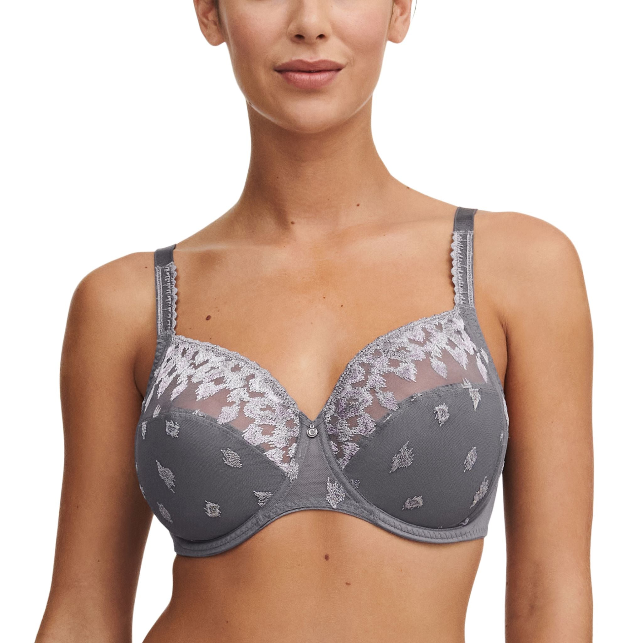 The Bold Curve Full Coverage Unlined Bra is a fit you can count on. The light embroidery with subtle details reminiscent of an animal print offers a light look and feel. With a reassuring coverage and a centering effect, you don't have to compromise style for a full bust support.