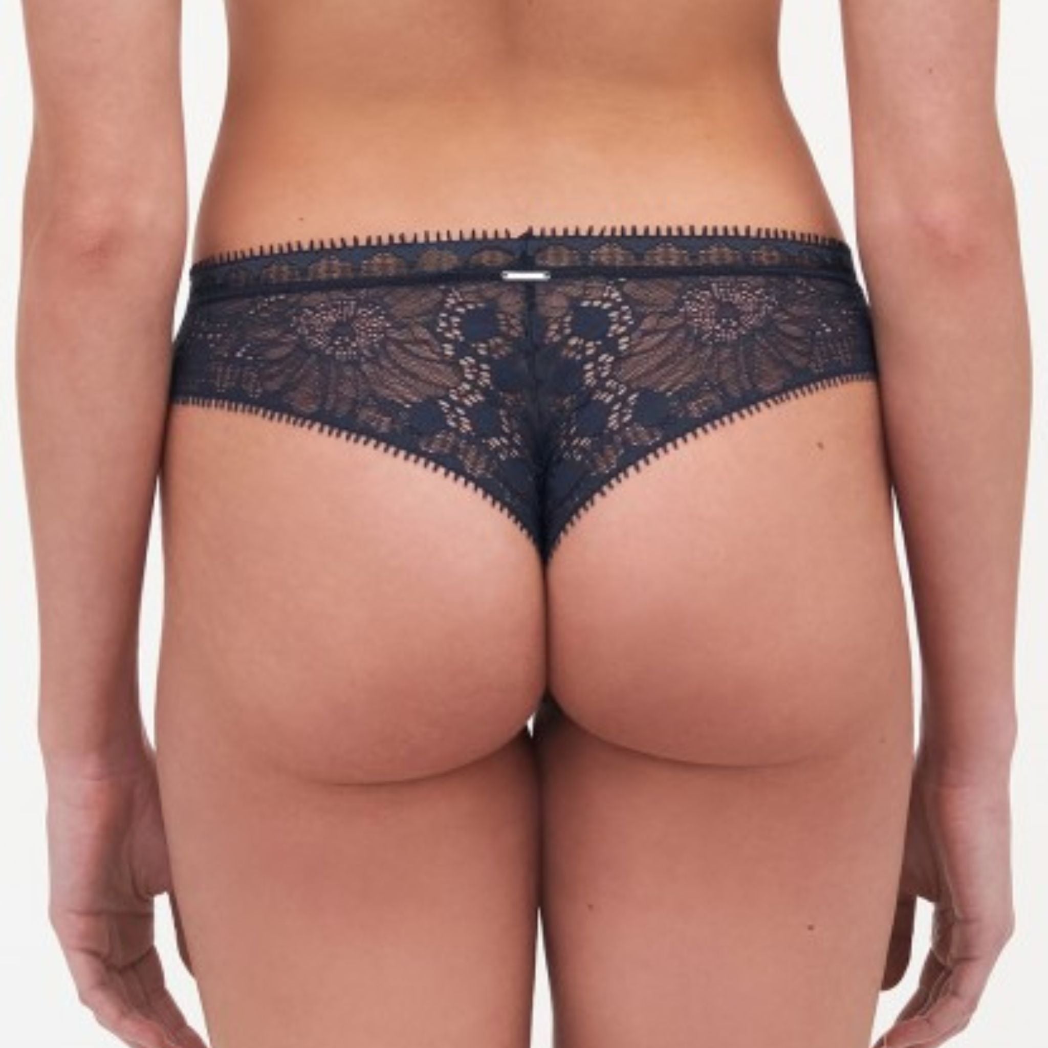 All day elegance, detailed lace and ultimate comfort make the Day to Night Tanga a must-have in every lingerie wardrobe.  Soft and refined mesh lined lace front for a comfortable feel  Soft elastic around the waist  Classic tanga shape  Designed in France