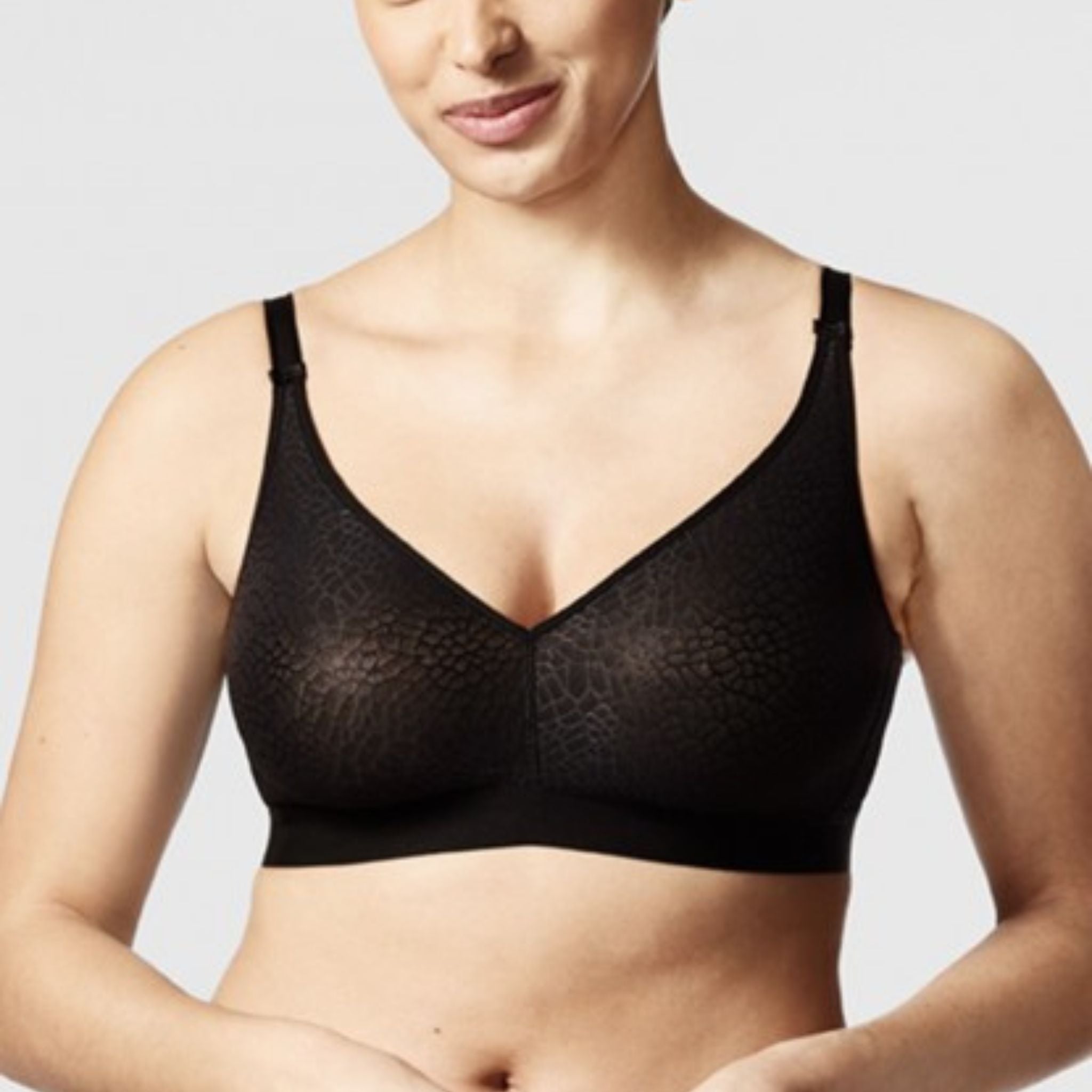 Chantelle's favorite seamless minimizer now in wireless form. This bralette comfortably lifts busts with the famous floral pattern showcasing a matte/shine contrast and minimizing qualities.
