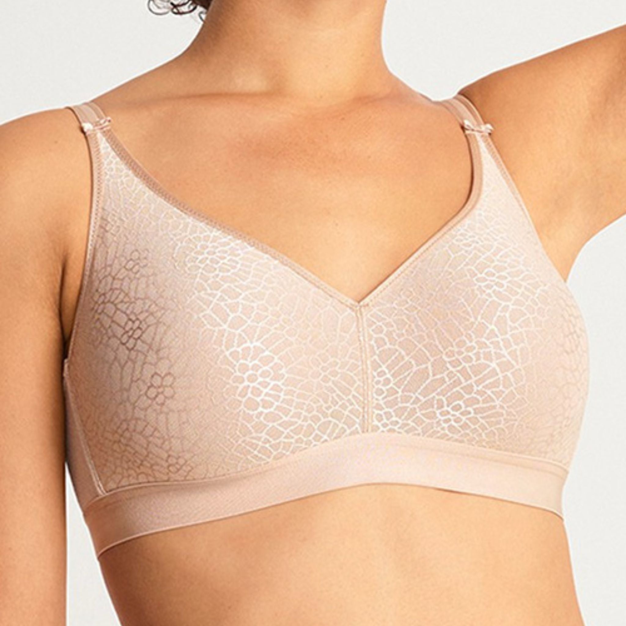 Chantelle's favorite seamless minimizer now in wireless form. This bralette comfortably lifts busts with the famous floral pattern showcasing a matte/shine contrast and minimizing qualities.