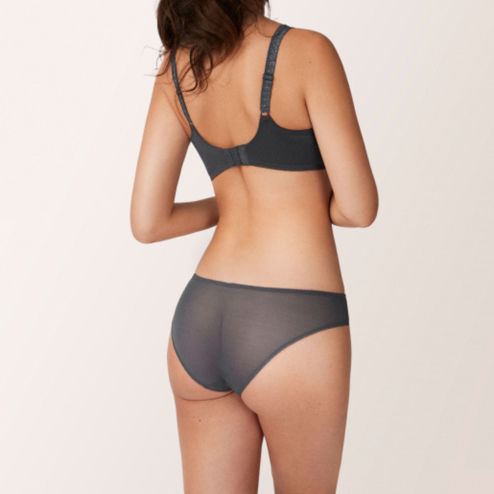 With their scooped leg, the Josephine bikini briefs in Charcoal grey are the collection’s most sensual item. Soft, lightweight tulle enhanced by floral embroidery and lurex details that provide the finishing touch.