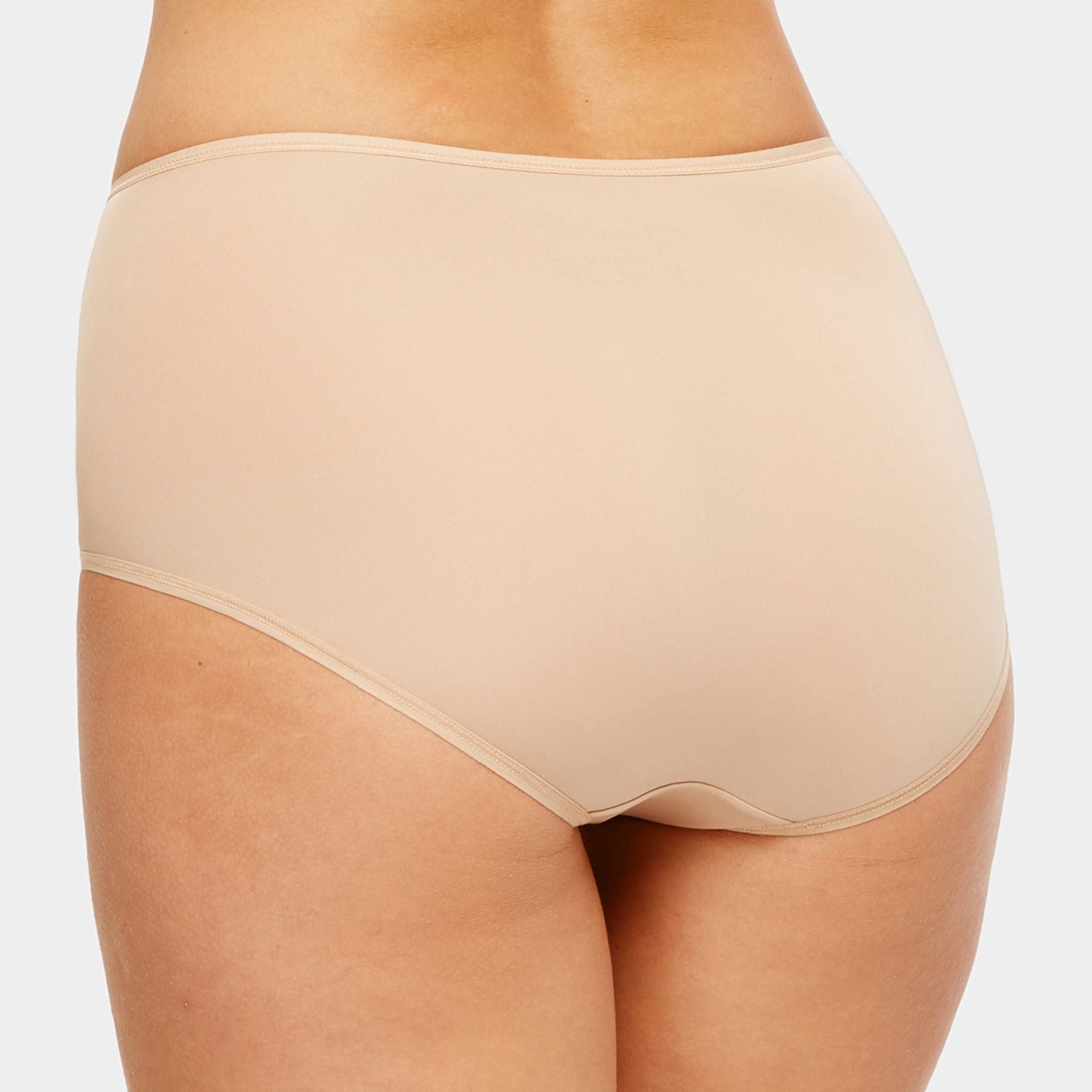 The new retro-inspired high waist design Smoothing Brief features a front panels lined with soft touch power mesh for a light smoothing effect. Ultra-flat elastics and no side seams give a barely-there look under any higher-waisted bottoms, skirts or dresses.