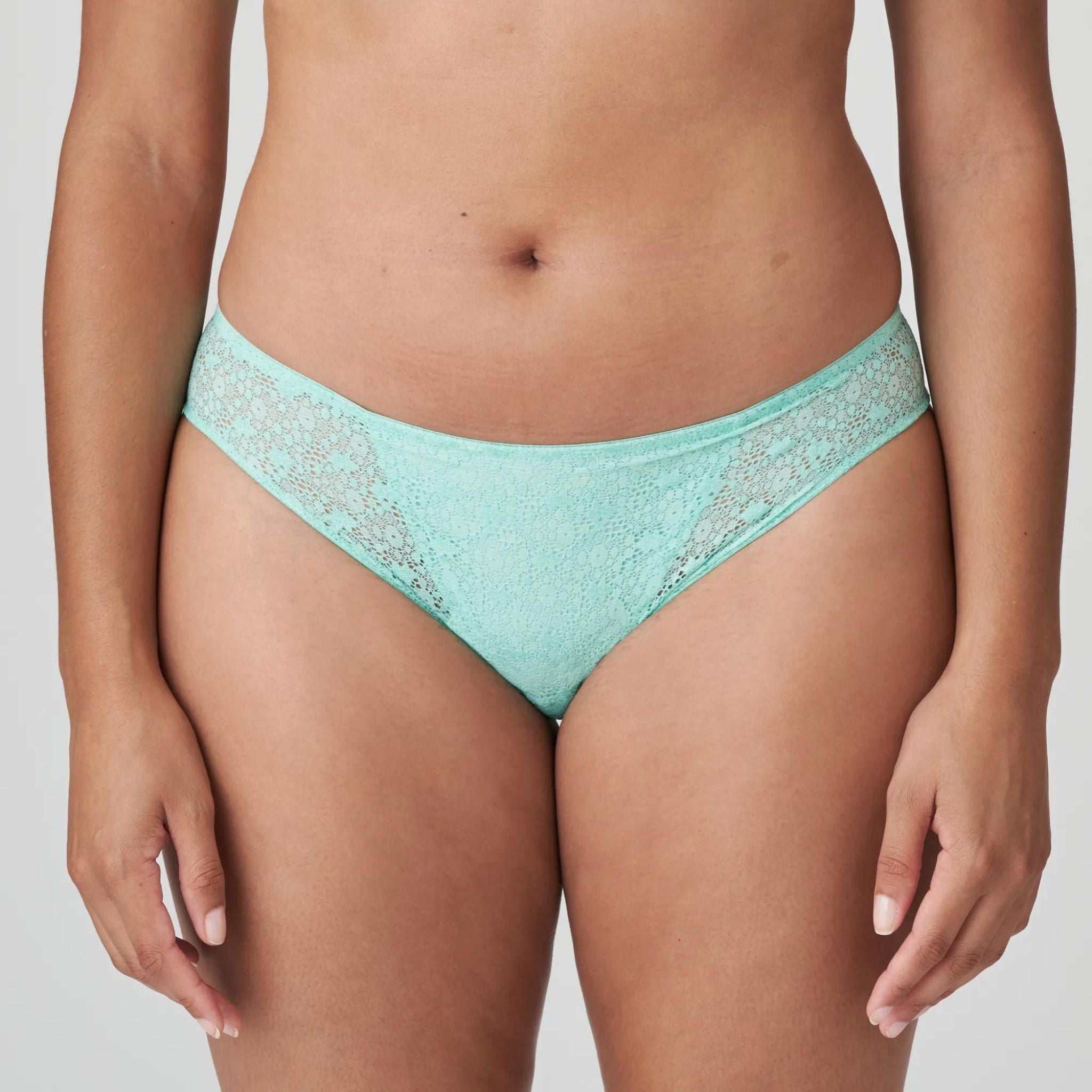 Rio briefs featuring vintage lace and satin-look fabric in a solid color at the back. Feminine eyelash lace on the back adds the finishing touch to this 70s look. Miami Mint is a mint green color with a Californian retro vibe – fresh and summery against your skin!