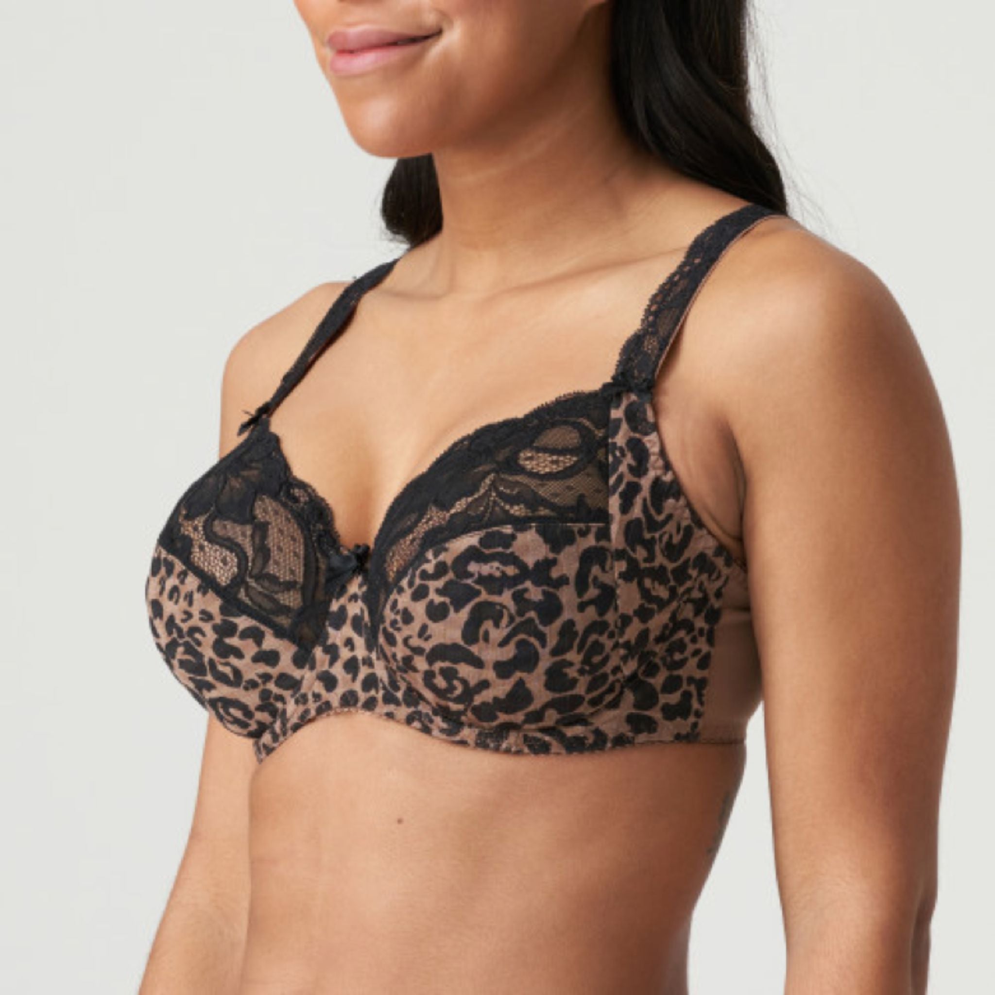 Three-piece underwire bra in a lovely gingham, with flirty lace at the cleavage and straps. Bronze is a warm winter hue with a black animal print. Seductive and trendy!