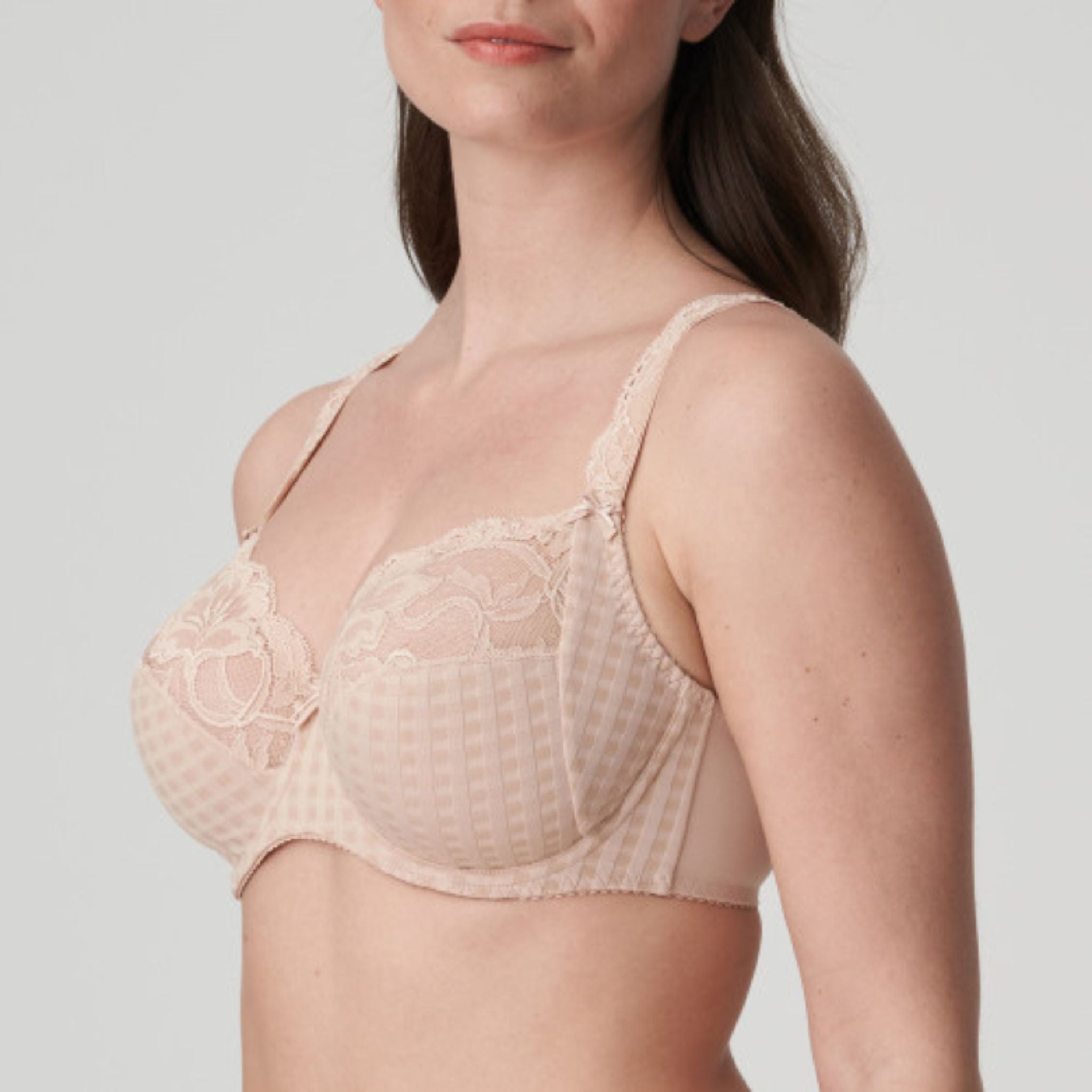 Three-piece underwire bra in a lovely gingham, with flirty lace at the cleavage and straps.