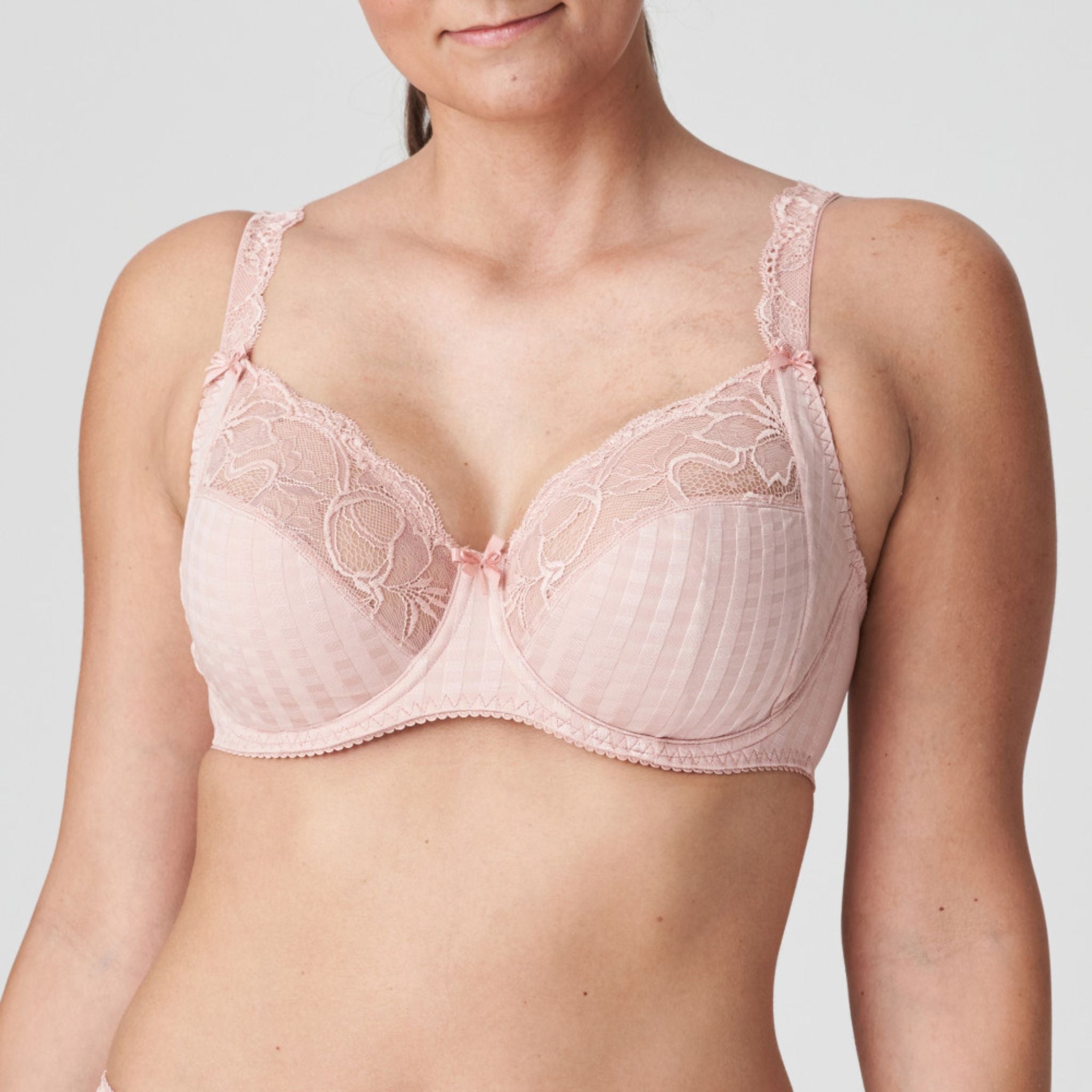 Three-piece full cup bra in a lovely gingham, with flirty lace at the cleavage and straps. Powder Rose is a romantic shade of pink with stylish, glittery details.