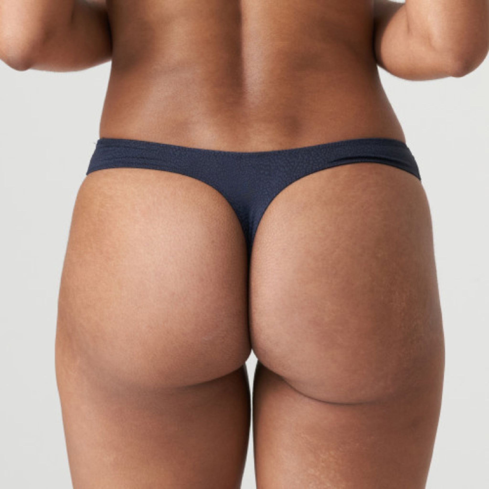 Thong in feather-light fabric with a seamless finish. Majestic Blue is a rich, chic blue.