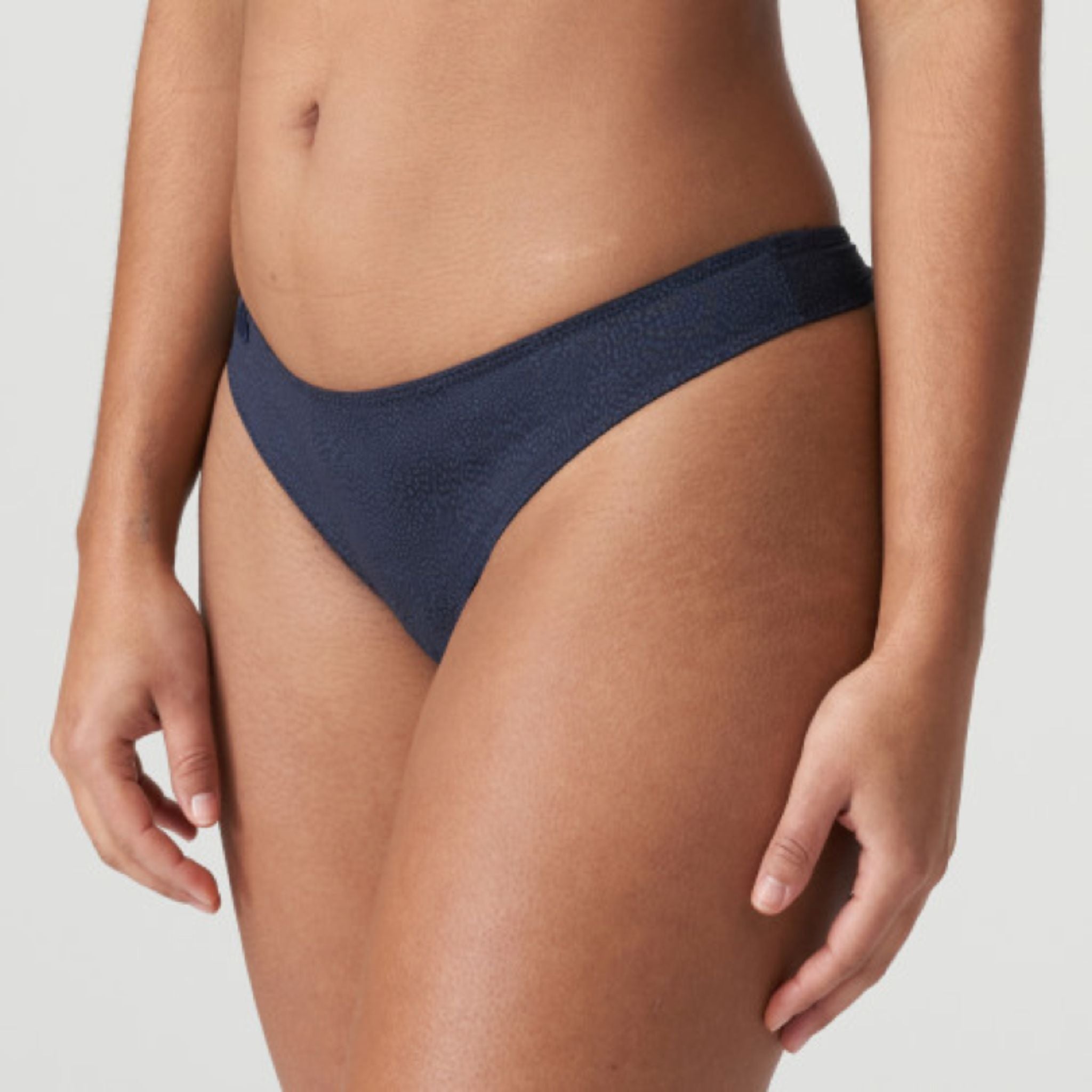 Thong in feather-light fabric with a seamless finish. Majestic Blue is a rich, chic blue.