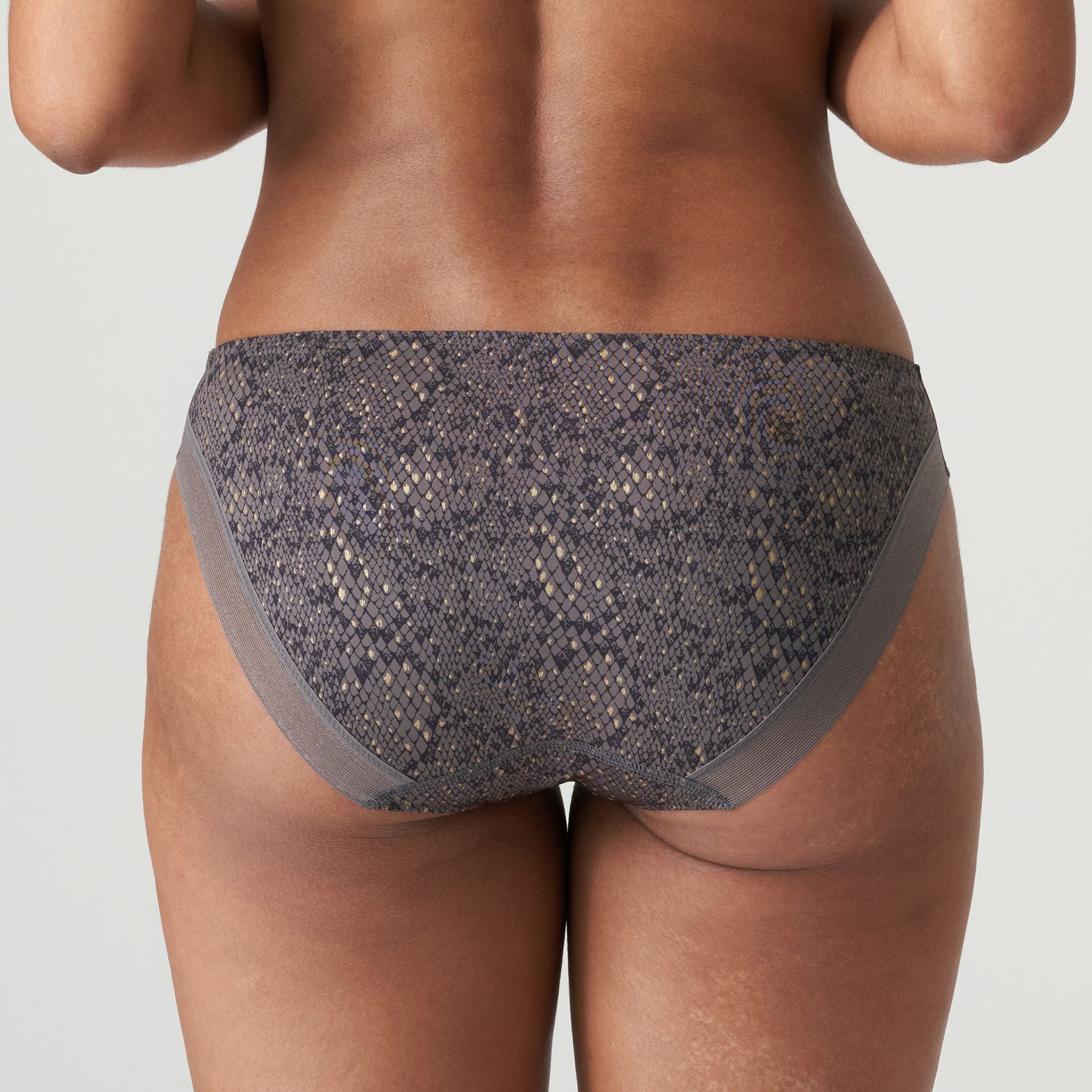 Smooth Rio briefs made from a shimmery satin fabric with a snakeskin print. The flirty tulle at the legs adds the finishing touch. Kitten Grey is a trendy snakeskin print in flattering dark grey and black.