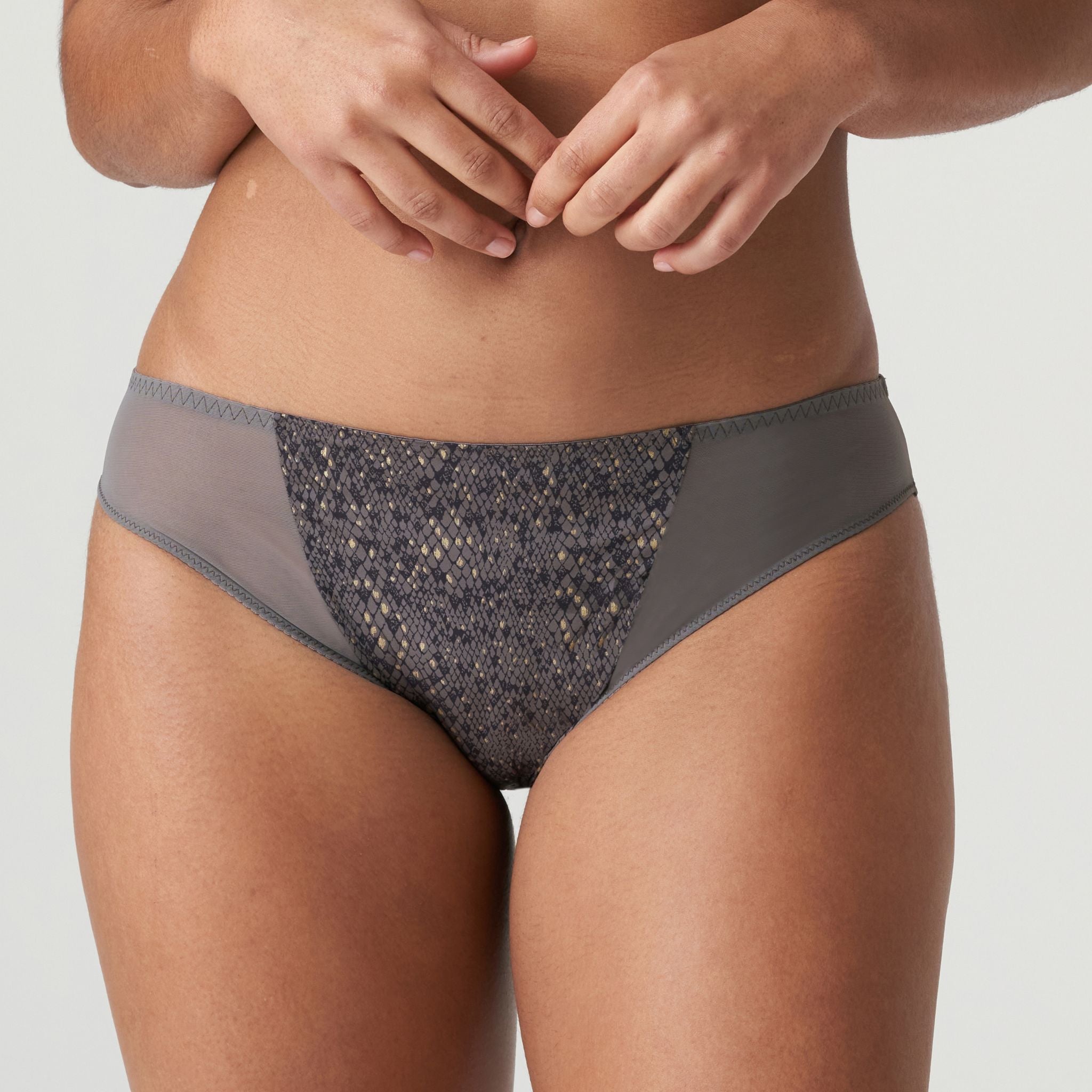 Smooth Rio briefs made from a shimmery satin fabric with a snakeskin print. The flirty tulle at the legs adds the finishing touch. Kitten Grey is a trendy snakeskin print in flattering dark grey and black.