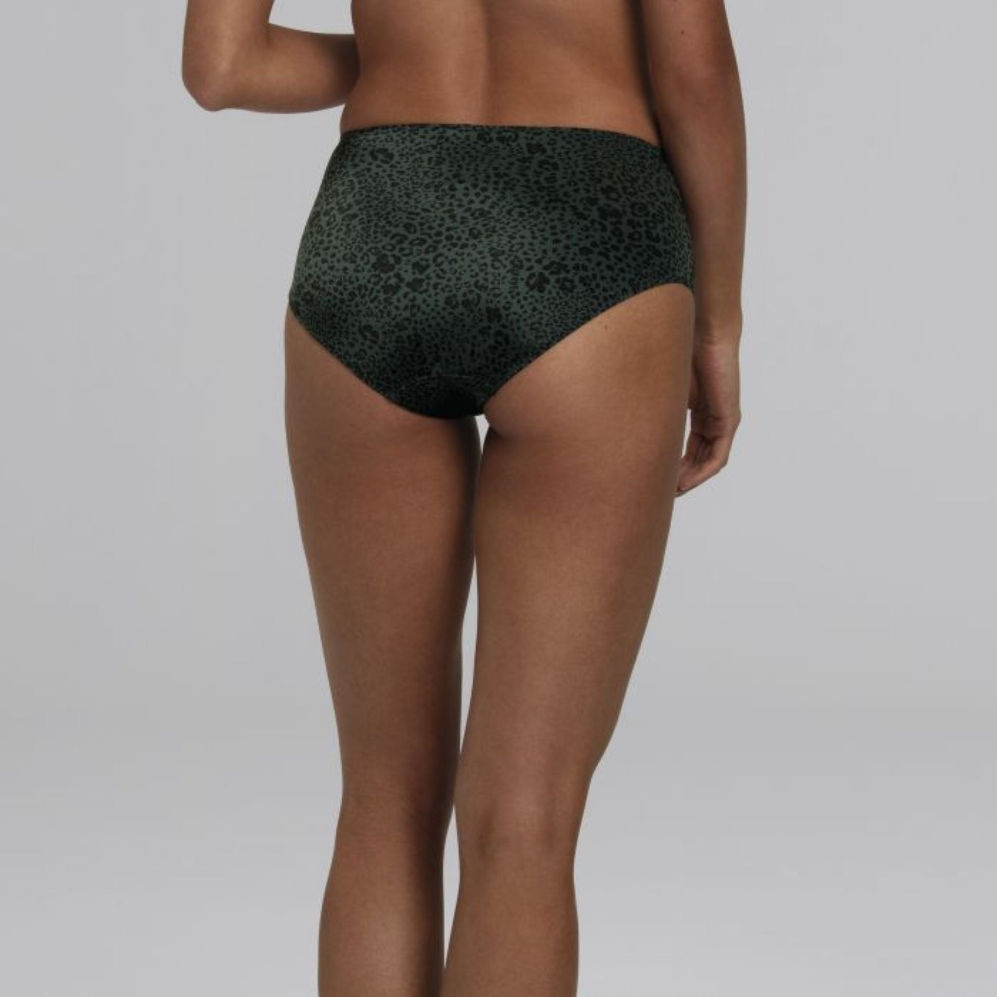 The classic high-waist briefs+ are a great match for the leopard print of this series with the theme “Anything fun is permitted.” These high-waist briefs+ are super stretchy, soft, and extra comfy, with a layer of tulle at the front as well as elastic bands at the waist and leg.