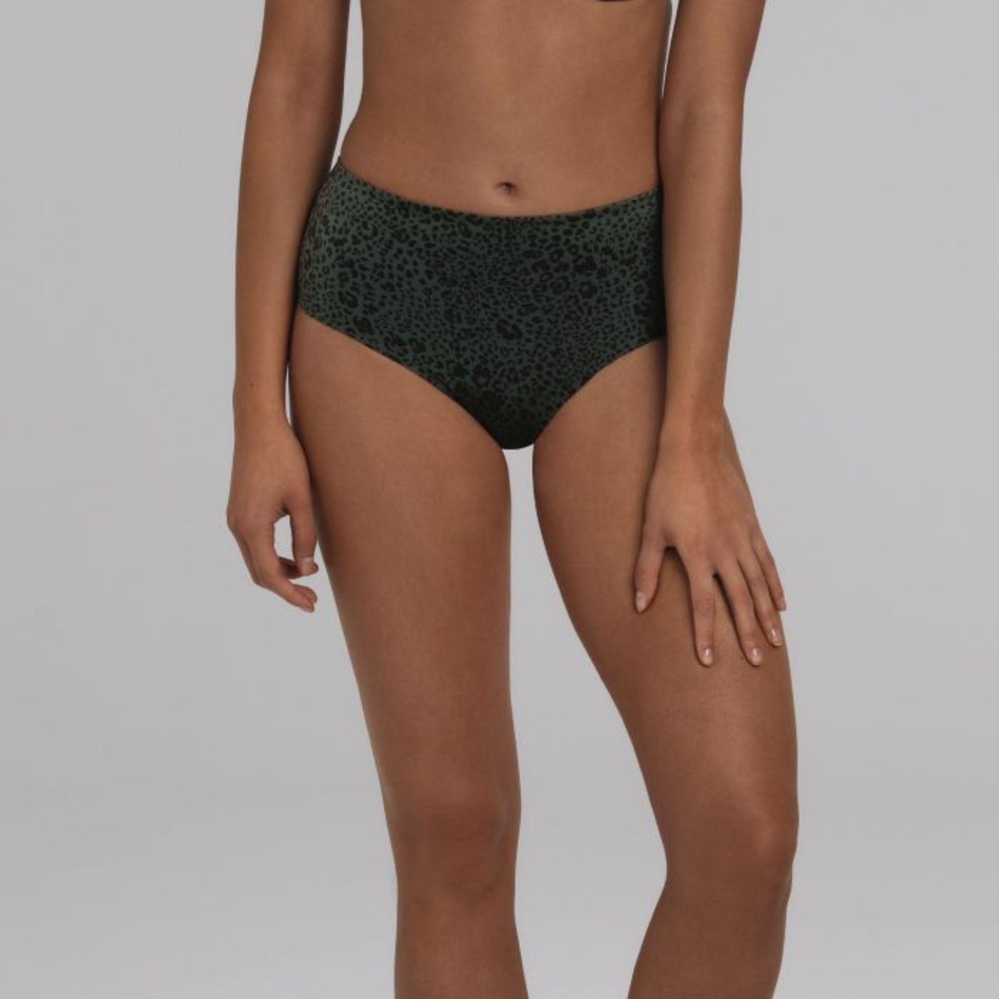 The classic high-waist briefs+ are a great match for the leopard print of this series with the theme “Anything fun is permitted.” These high-waist briefs+ are super stretchy, soft, and extra comfy, with a layer of tulle at the front as well as elastic bands at the waist and leg.