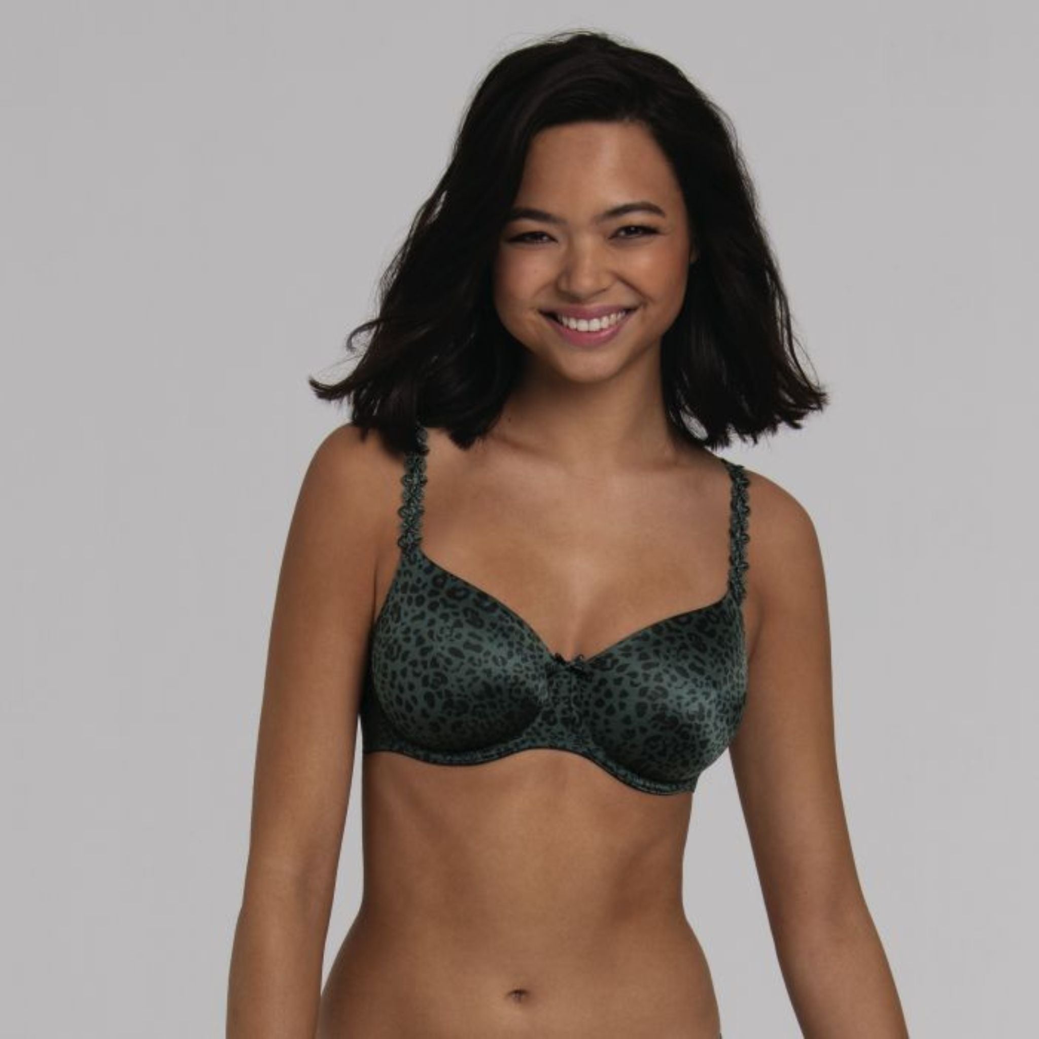 The Joy moulded cup bra with underwire sets itself apart from stereotypical animal prints. This bra is all about a casual, feminine look with its trendy leopard print and the soft straps with a floral motif right up and over the shoulder. The double-moulded, seamless cups make this a super fun piece to wear – and not just under snug fitting tops and t-shirts. In large sizes, an invisible breast support between the mouldings ensures plenty of lift.