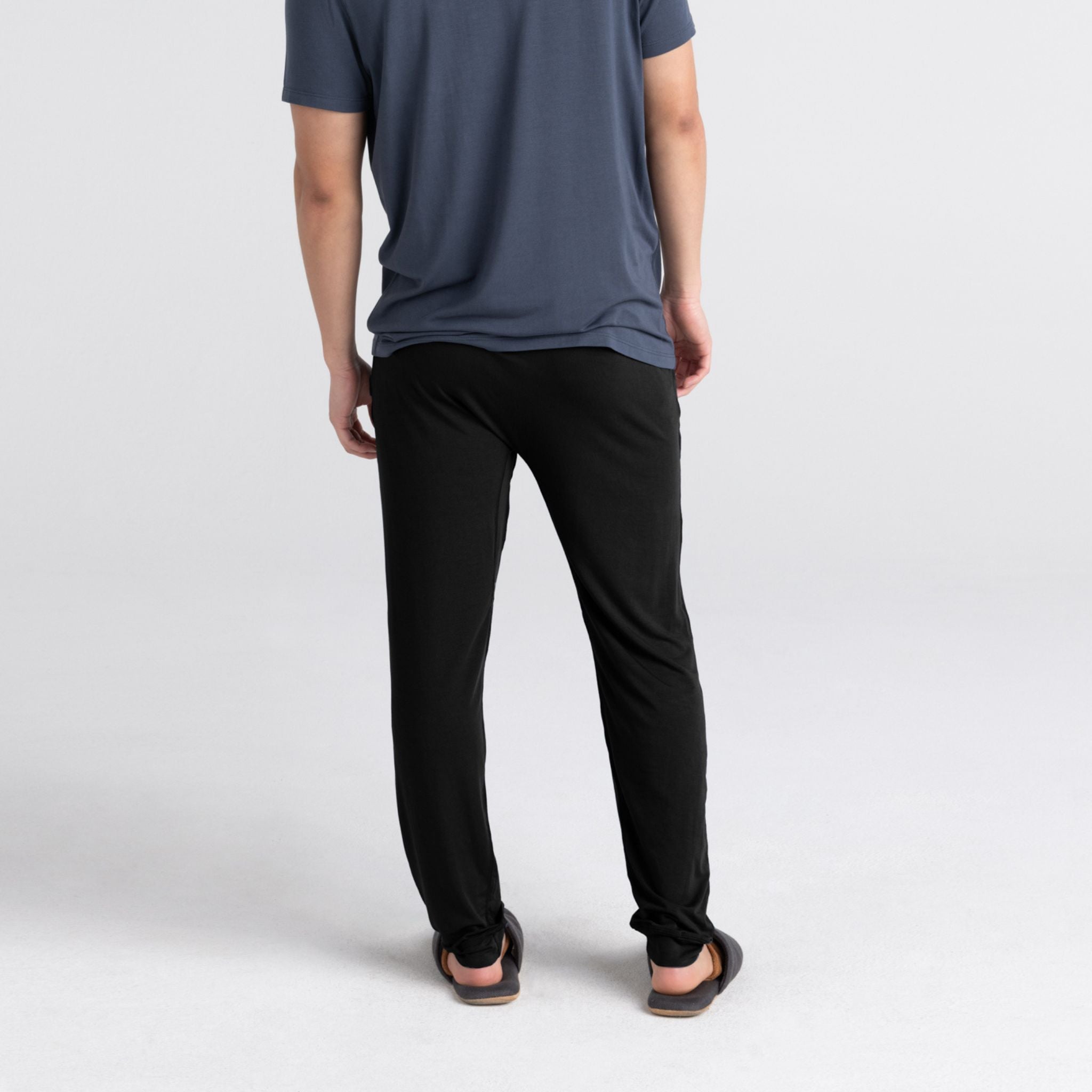 Made from buttery-soft Modal and featuring Flat Out Seams™ for chafe-free comfort, SAXX's Snooze Pant is designed to feel better than sleeping in your birthday suit. With a jogger cut and tapered leg, this pant is perfect to hang out at home in or when you want to up your comfort level. 