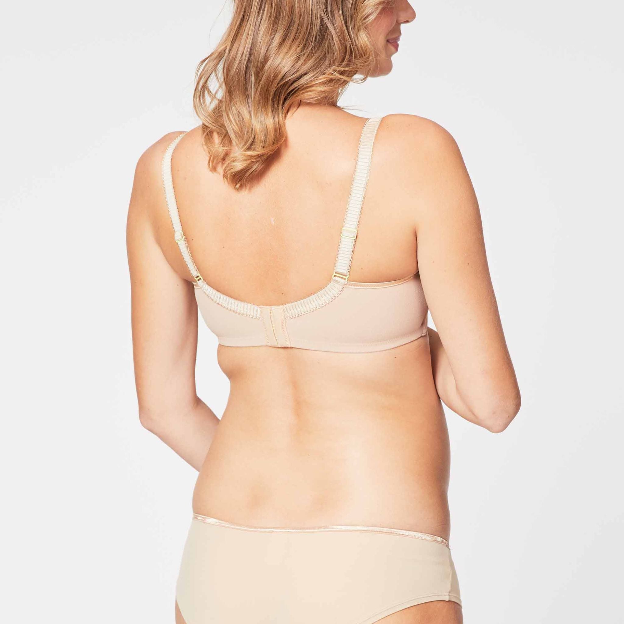 The perfect everyday bra, with flavour! It’s hard to go past this this lightly contoured spacer bra, with flexible wire that provides the wearer with versatility, a smooth profile, great shape, comfort and superior sup- port without the bulkiness of foam. The perfect t-shirt bra, with a few tantalising feature details that will be sure to surprise!